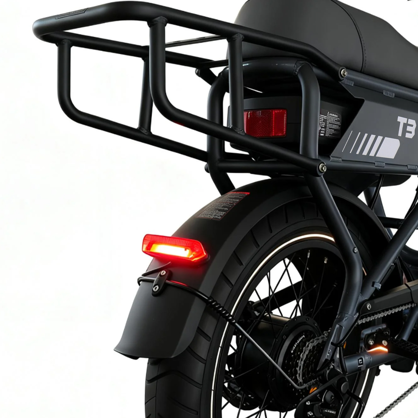 Widok z tyłu czarnego roweru elektrycznego z bagażnikiem i zapalonym czerwonym światłem.