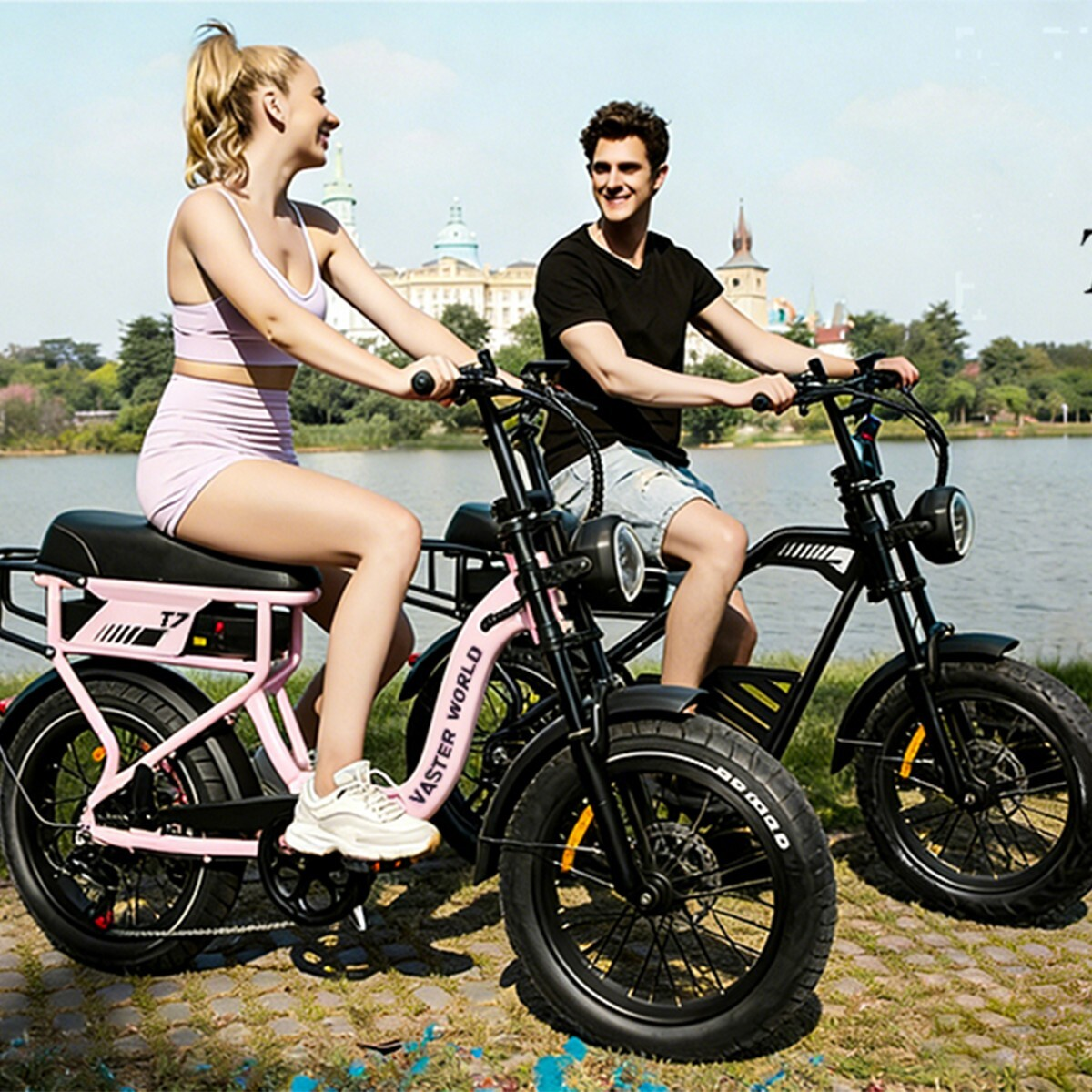 Mężczyzna i kobieta jadą rowerami elektrycznymi nad jeziorem z budynkami.