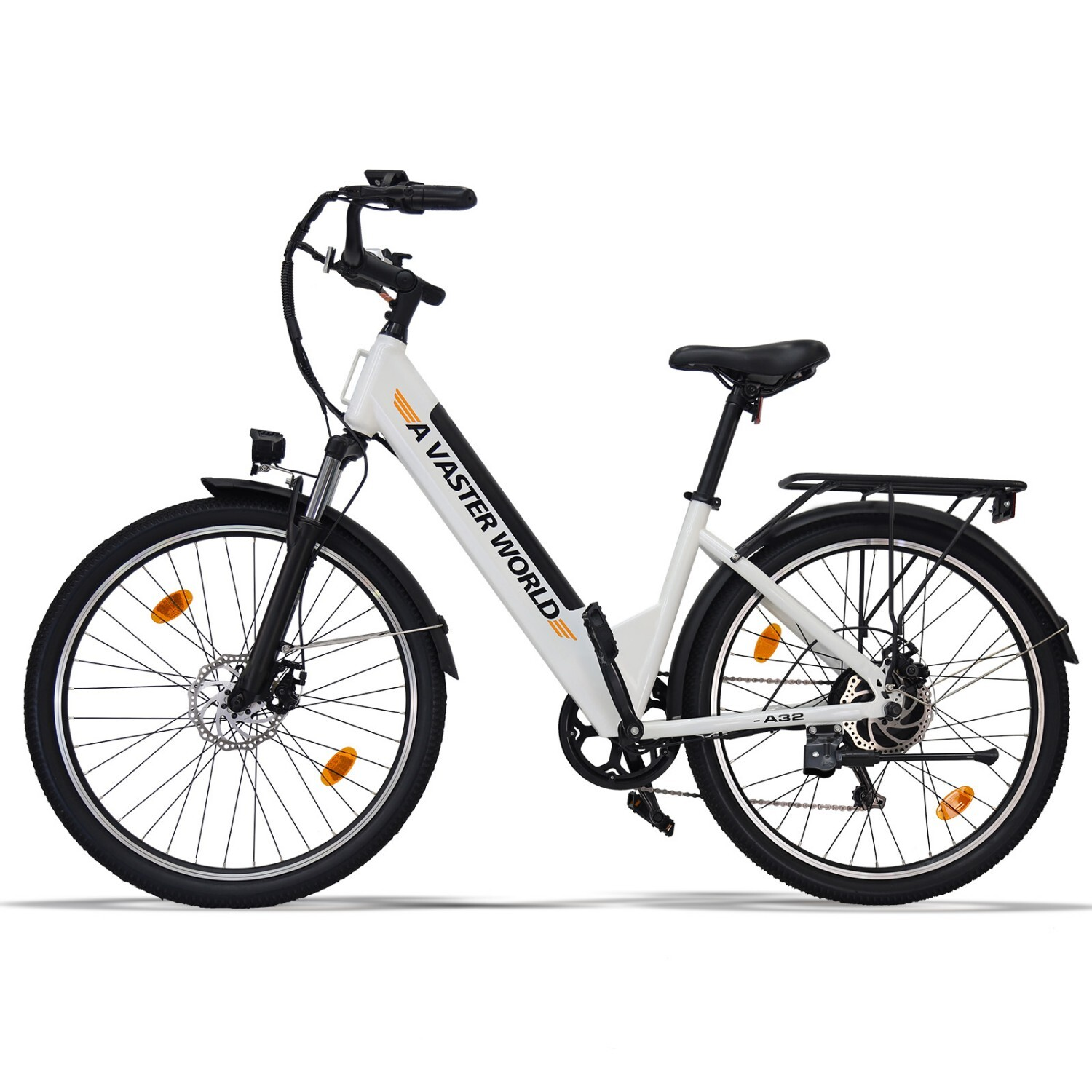 Biały rower elektryczny z czarnym bagażnikiem, szerokimi oponami i srebrnymi felgami.