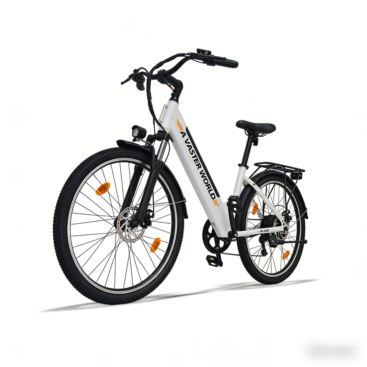 Biały rower elektryczny z czarnymi oponami, ramą i siodełkiem, na białym tle.