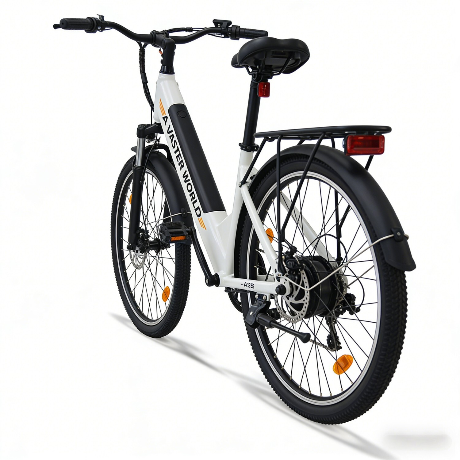 Biały rower elektryczny z czarnymi akcentami, hamulcami tarczowymi i bagażnikiem.