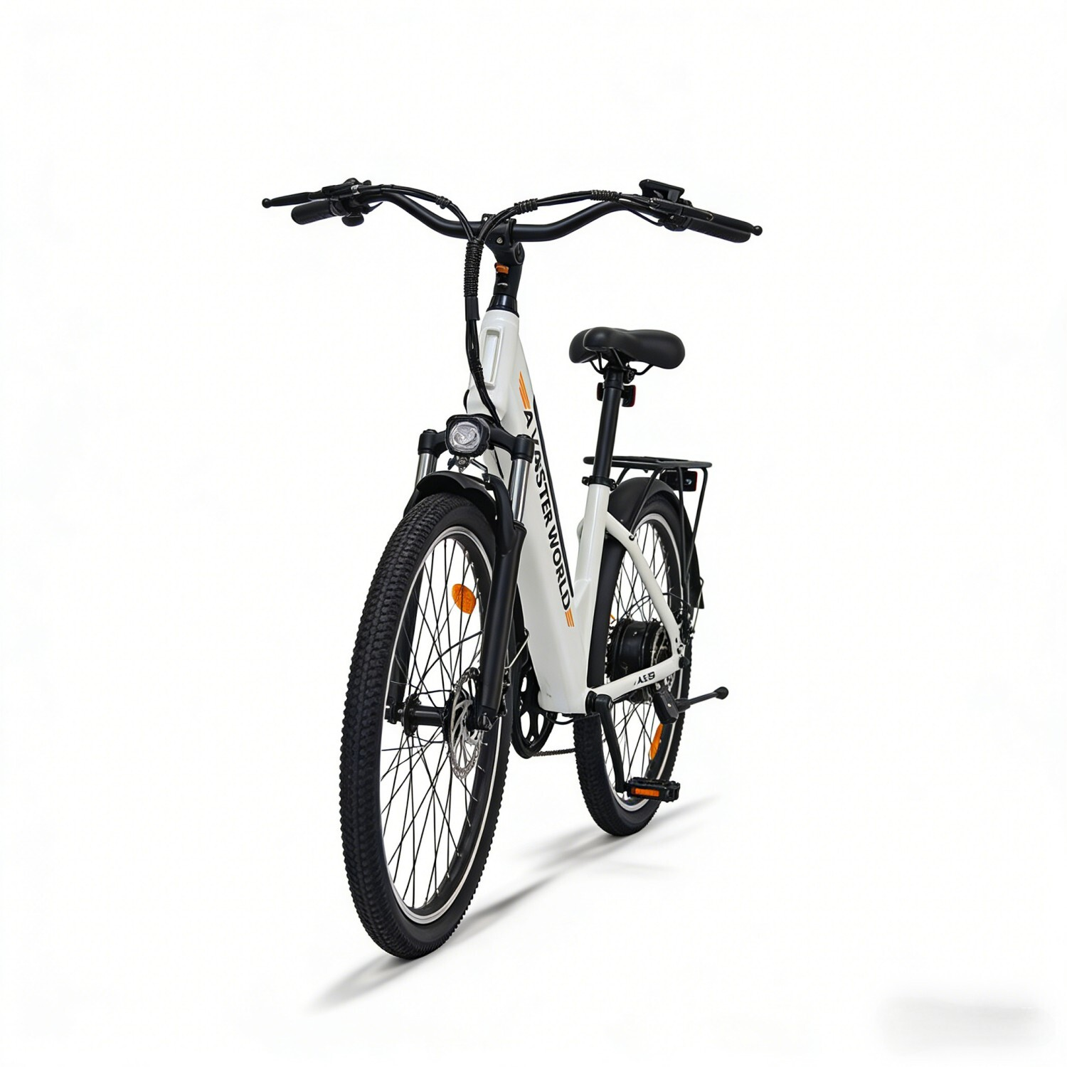 Biały rower elektryczny z czarnym siodełkiem i kierownicą stoi na białym tle.