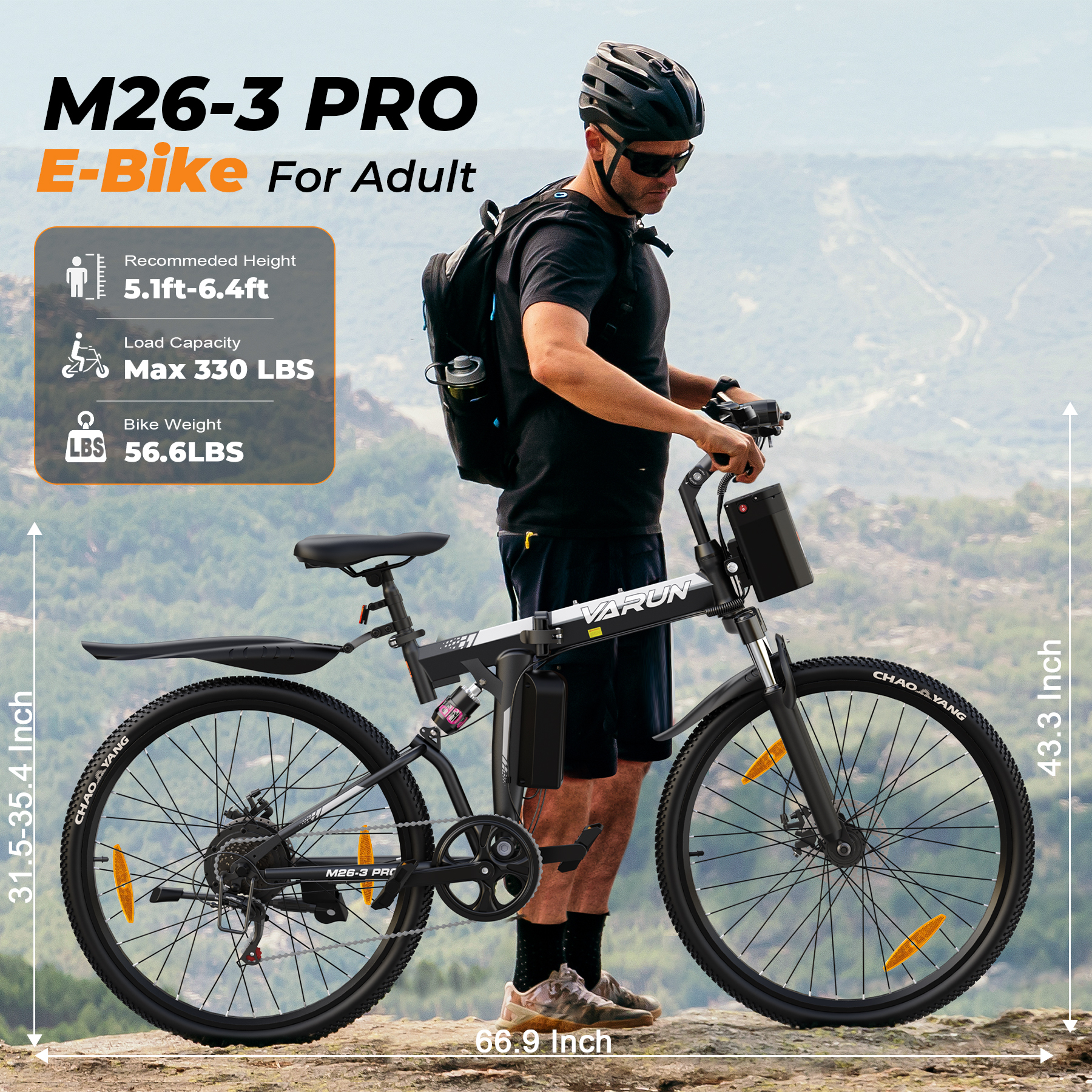 Mężczyzna w kasku i plecaku obok roweru elektrycznego. Wyświetlone specyfikacje.