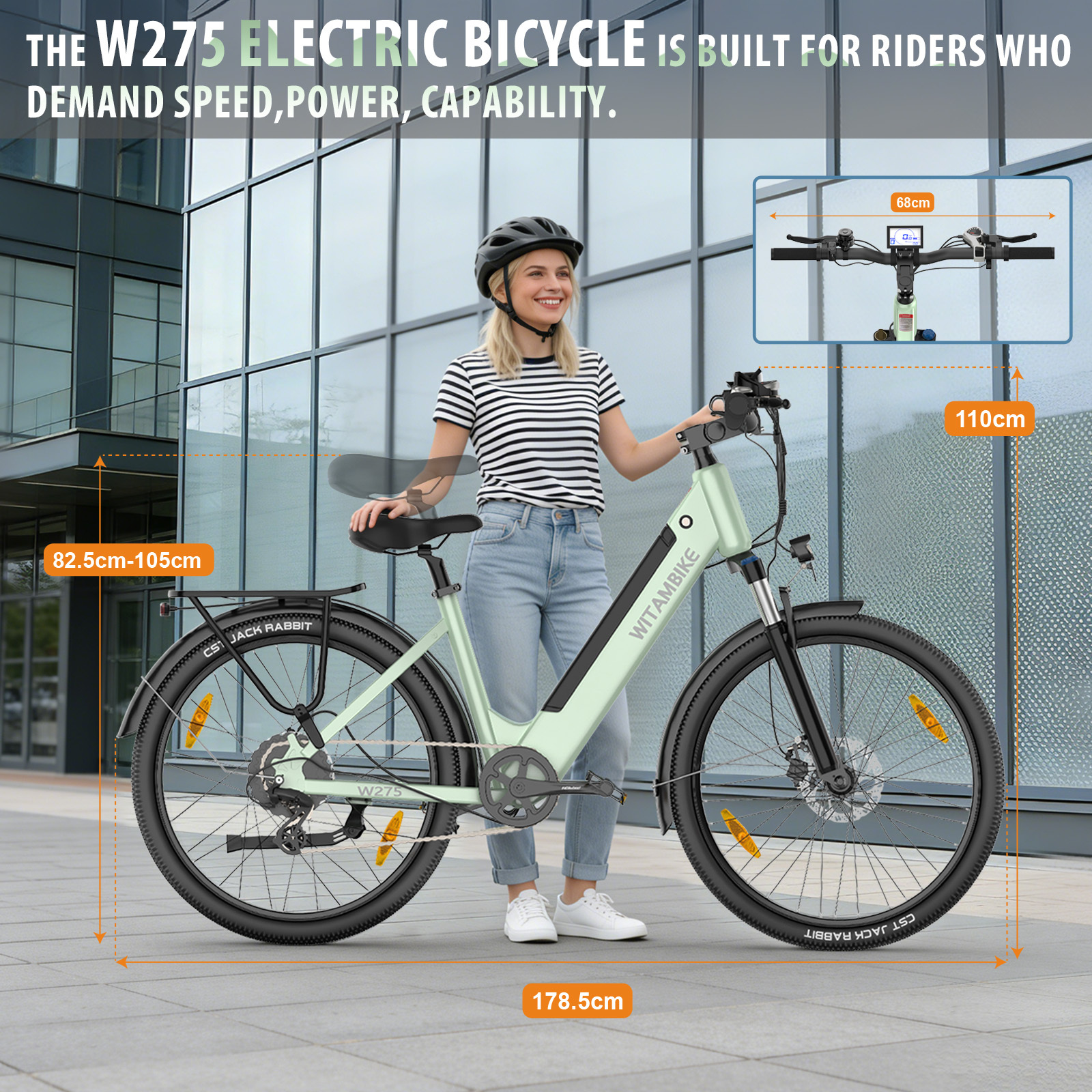 Kobieta w kasku stoi obok jasnozielonego roweru elektrycznego na zewnątrz.