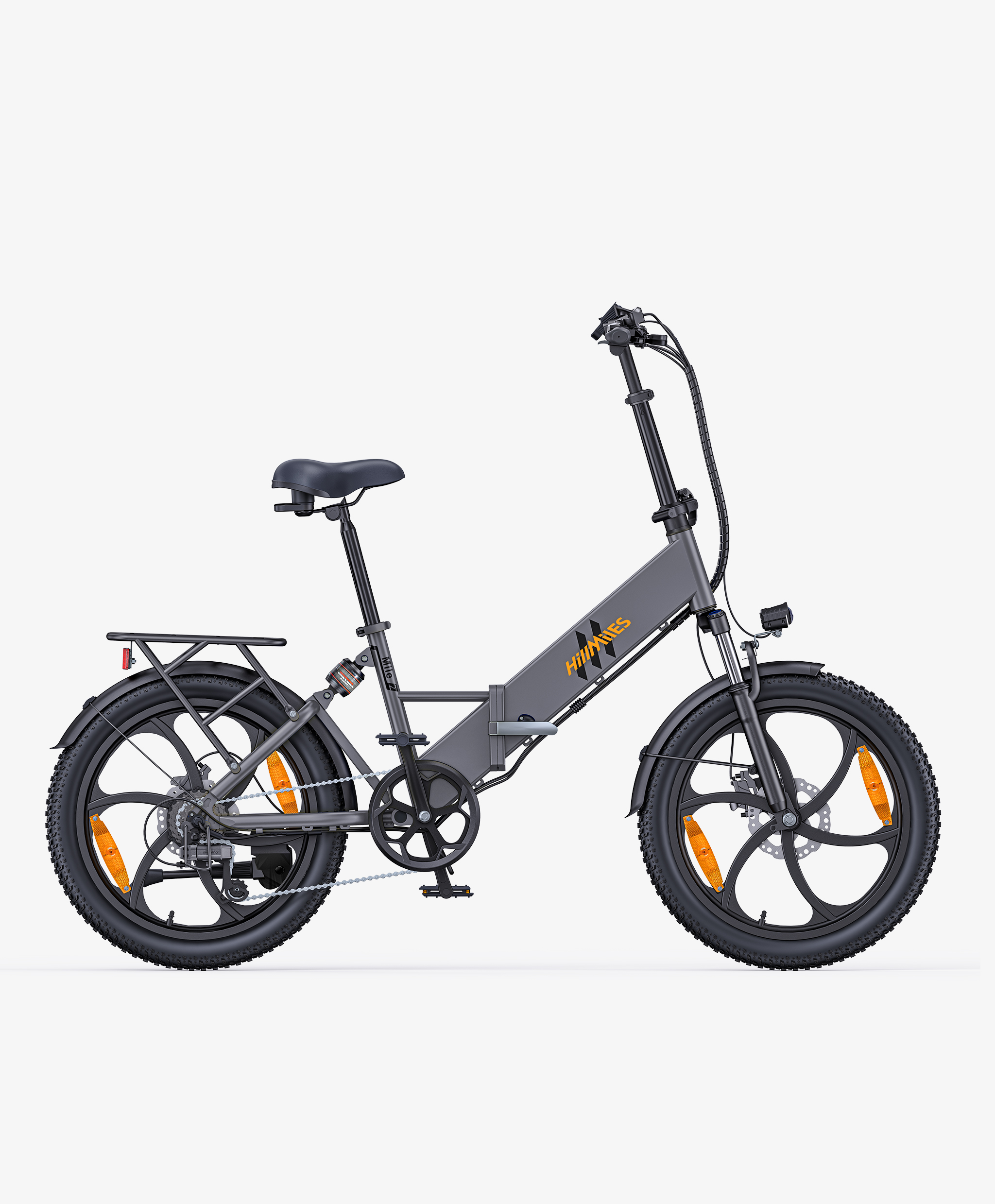Una e-bike pieghevole grigia con pneumatici larghi, portapacchi e catarifrangenti arancioni.