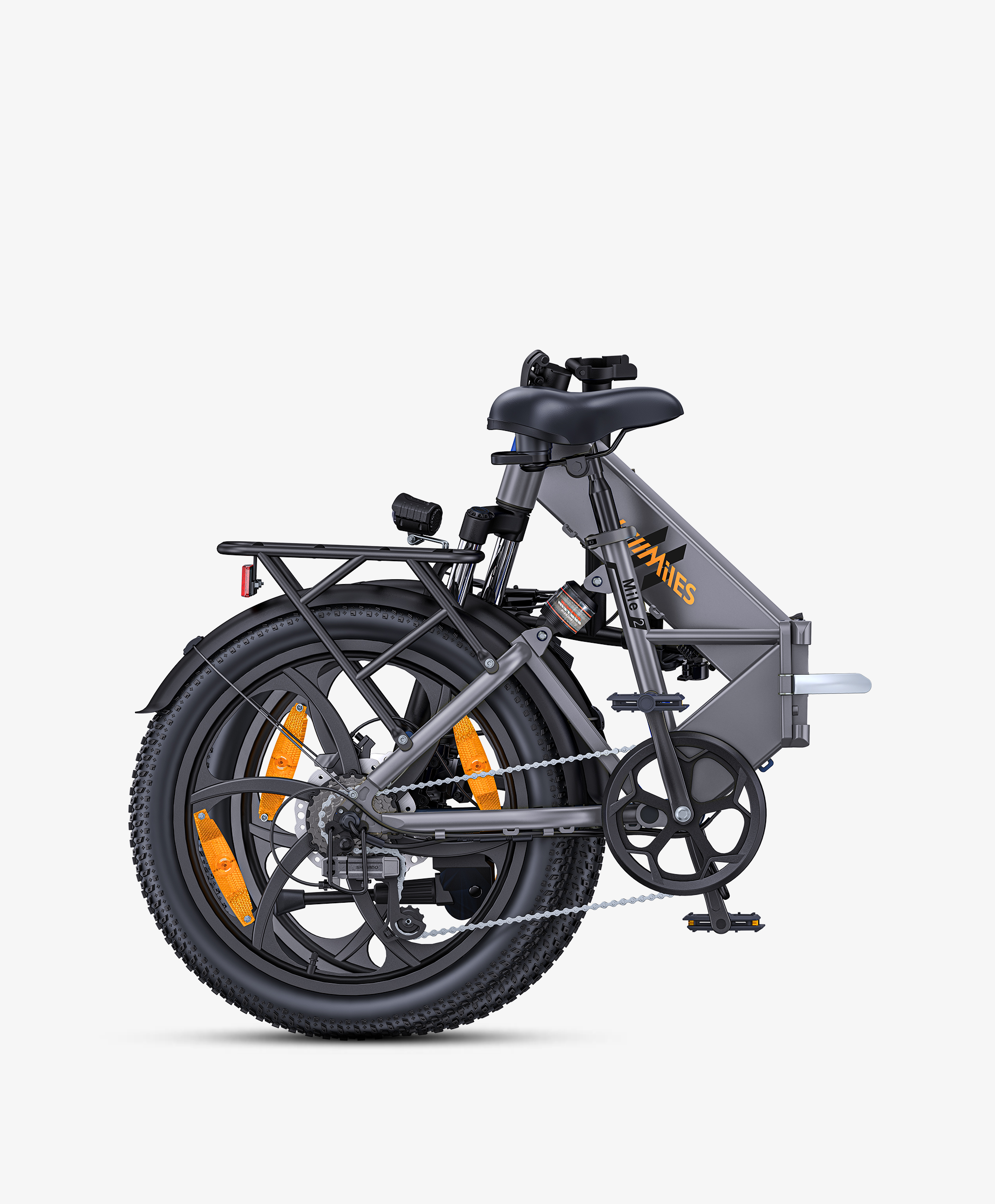 Bicicleta plegable gris con portaequipajes, ruedas anchas y reflectores naranjas.
