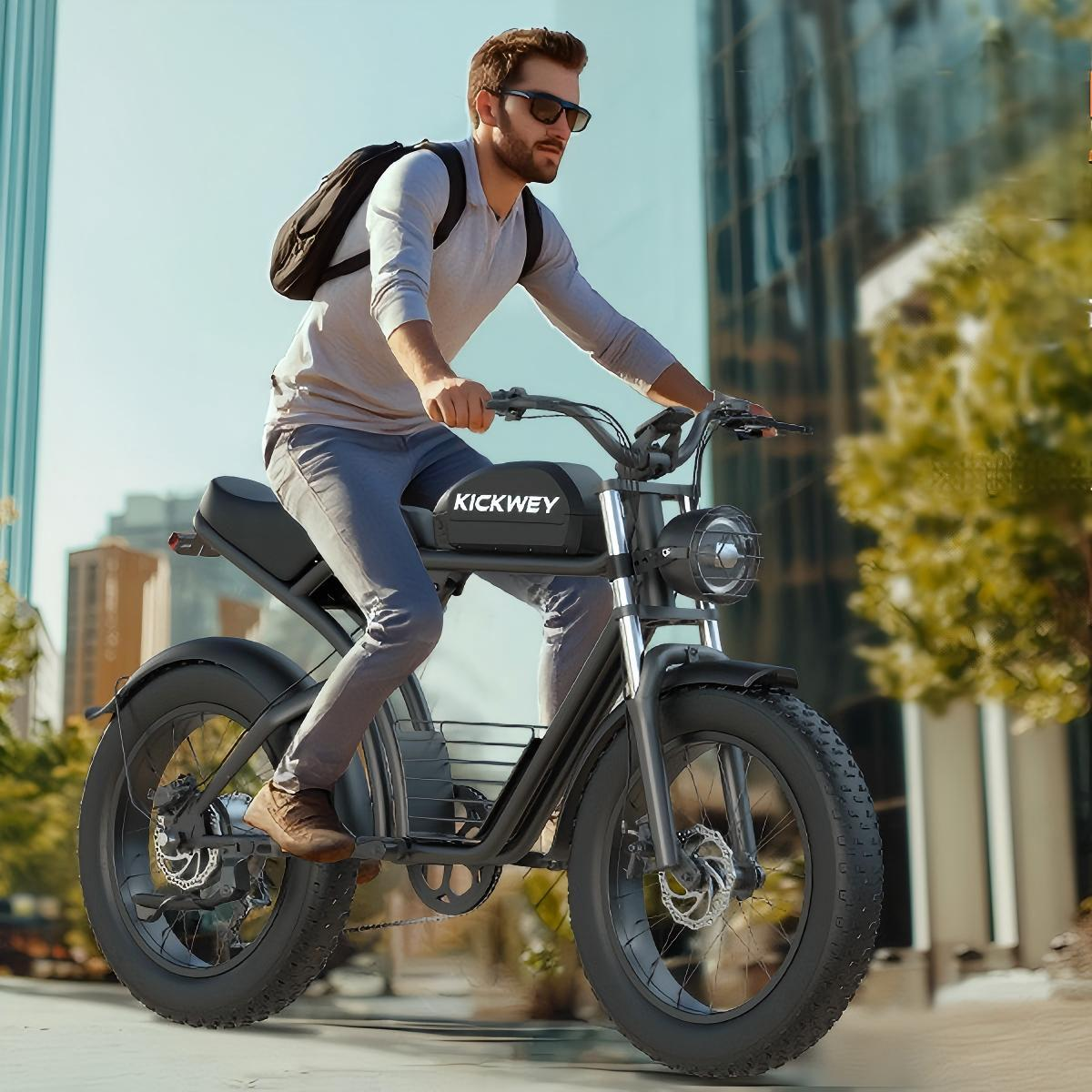Mężczyzna w okularach jedzie czarnym rowerem Kickwey po ulicy.