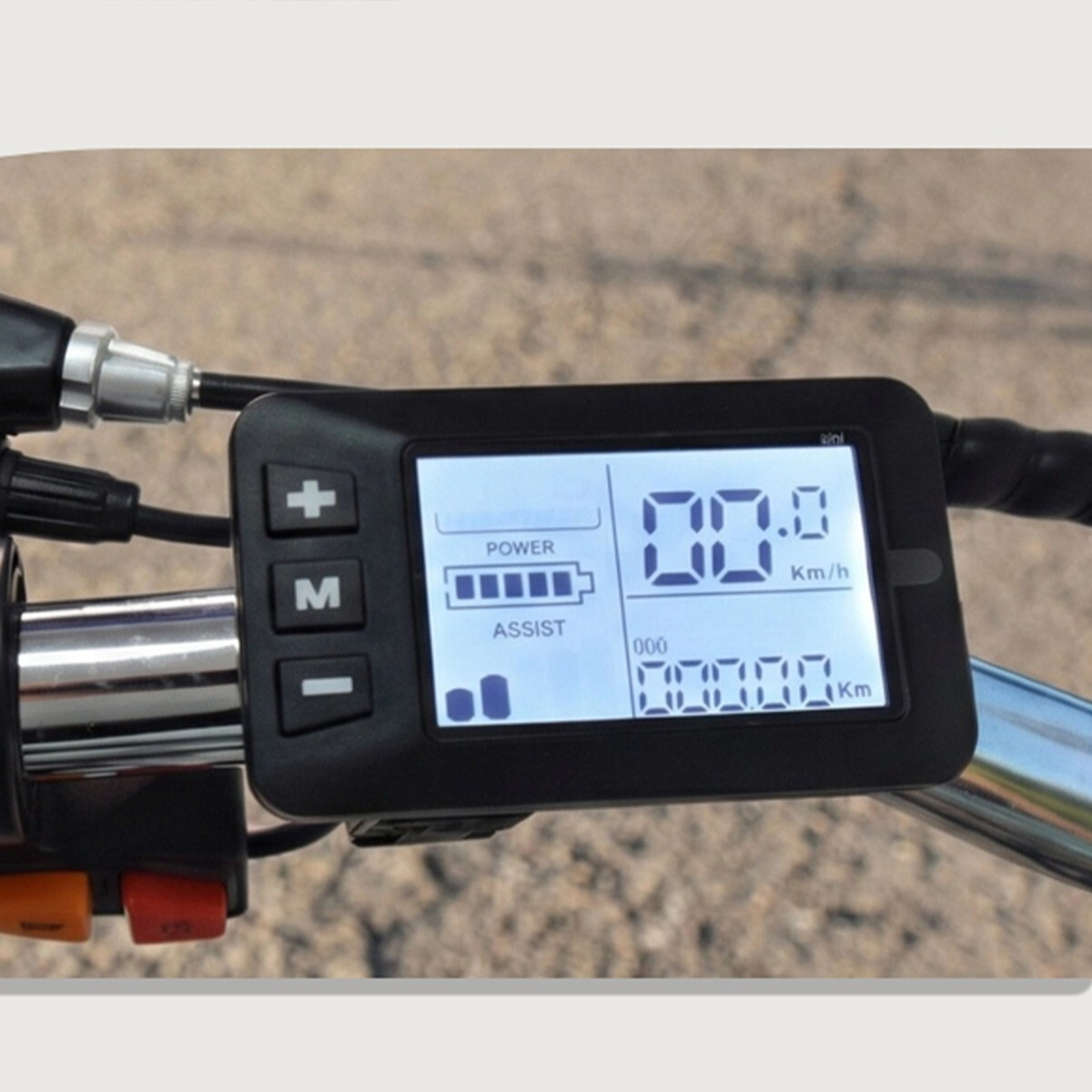 Wyświetlacz kierownicy e-bike: moc, wspomaganie, prędkość (00,0 km/h) i dystans (00000 km).