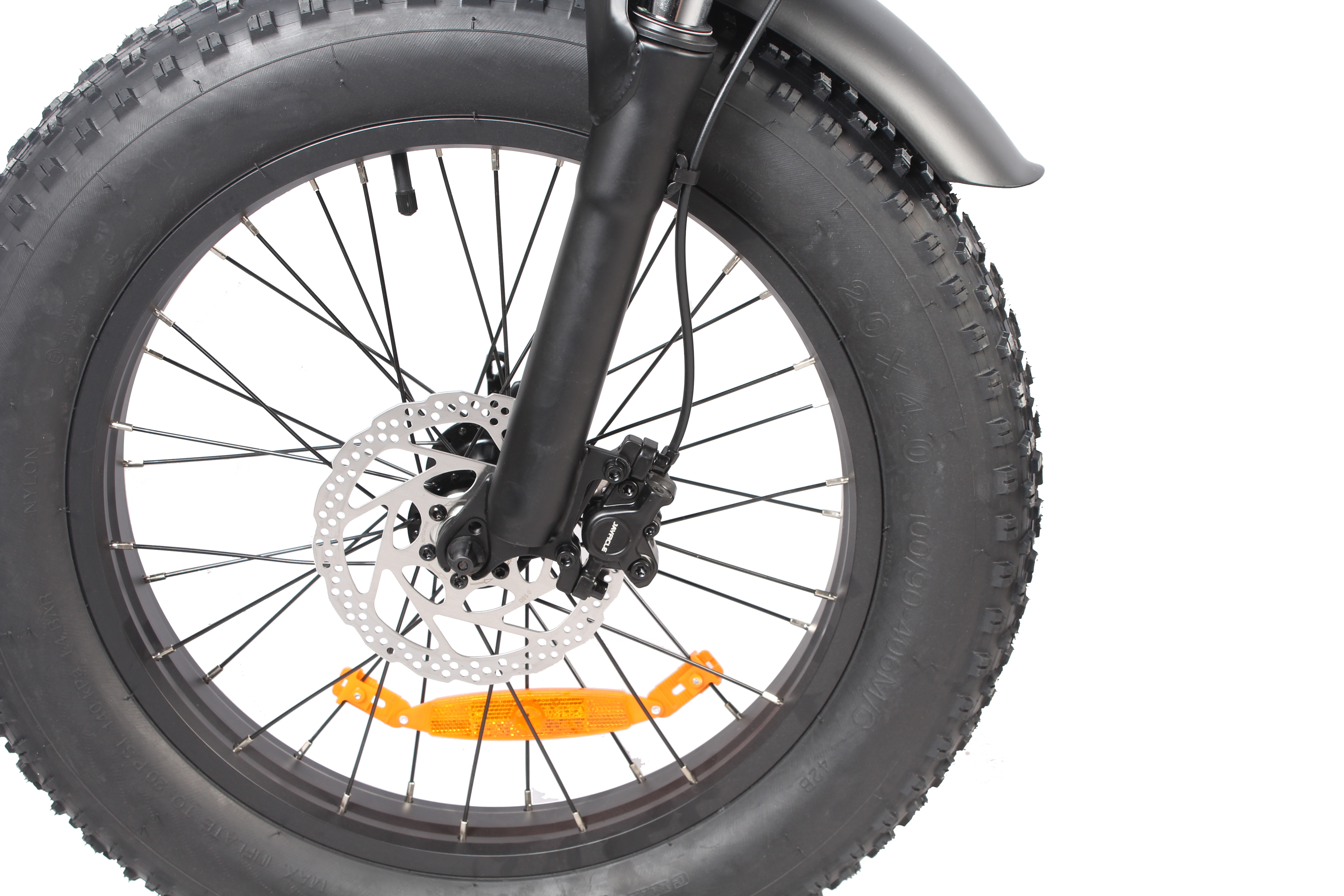 Zbliżenie koła roweru typu fat bike z hamulcem tarczowym i czarnym widelcem.
