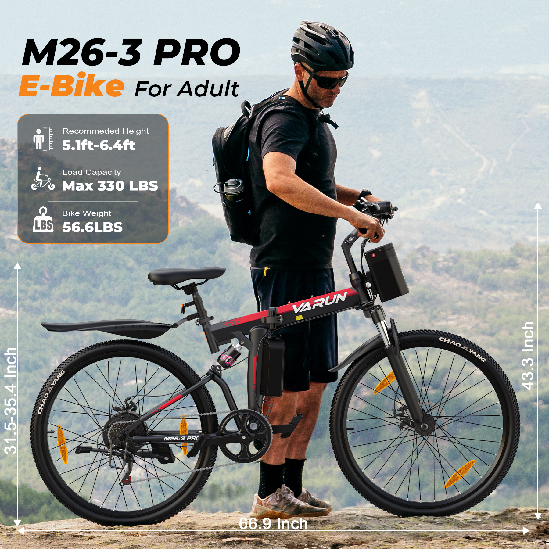 Mężczyzna w kasku i plecaku stoi obok czarnego roweru elektrycznego z czerwonymi akcentami.