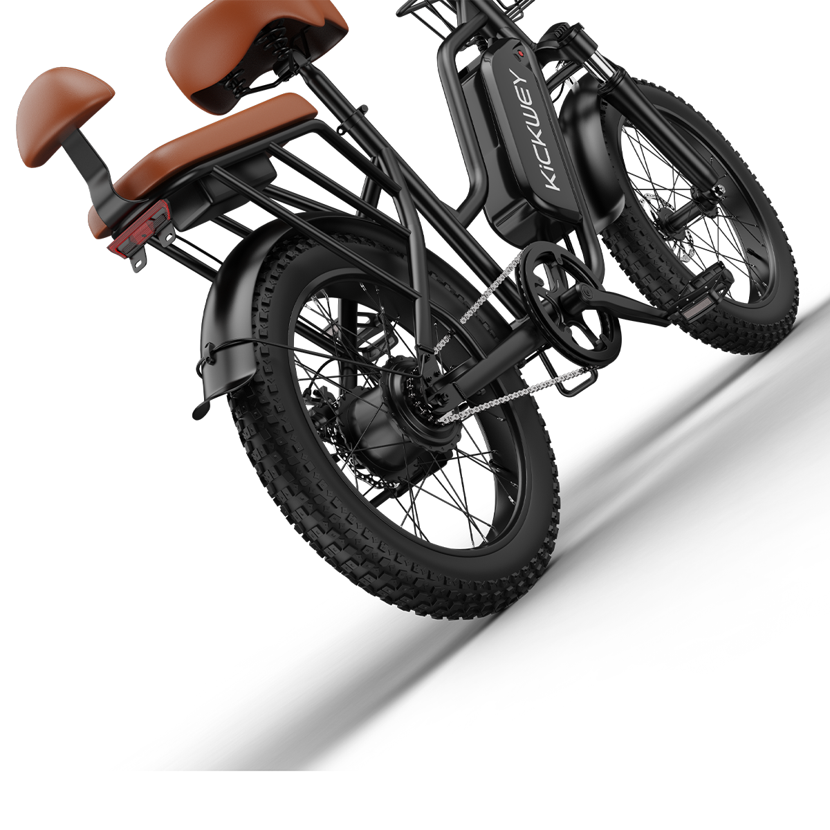 Czarny rower elektryczny z brązowymi skórzanymi siedzeniami i szerokimi oponami.