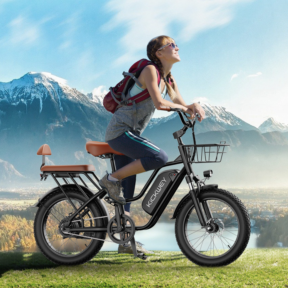 Kobieta z plecakiem jedzie rowerem elektrycznym w górskim krajobrazie.