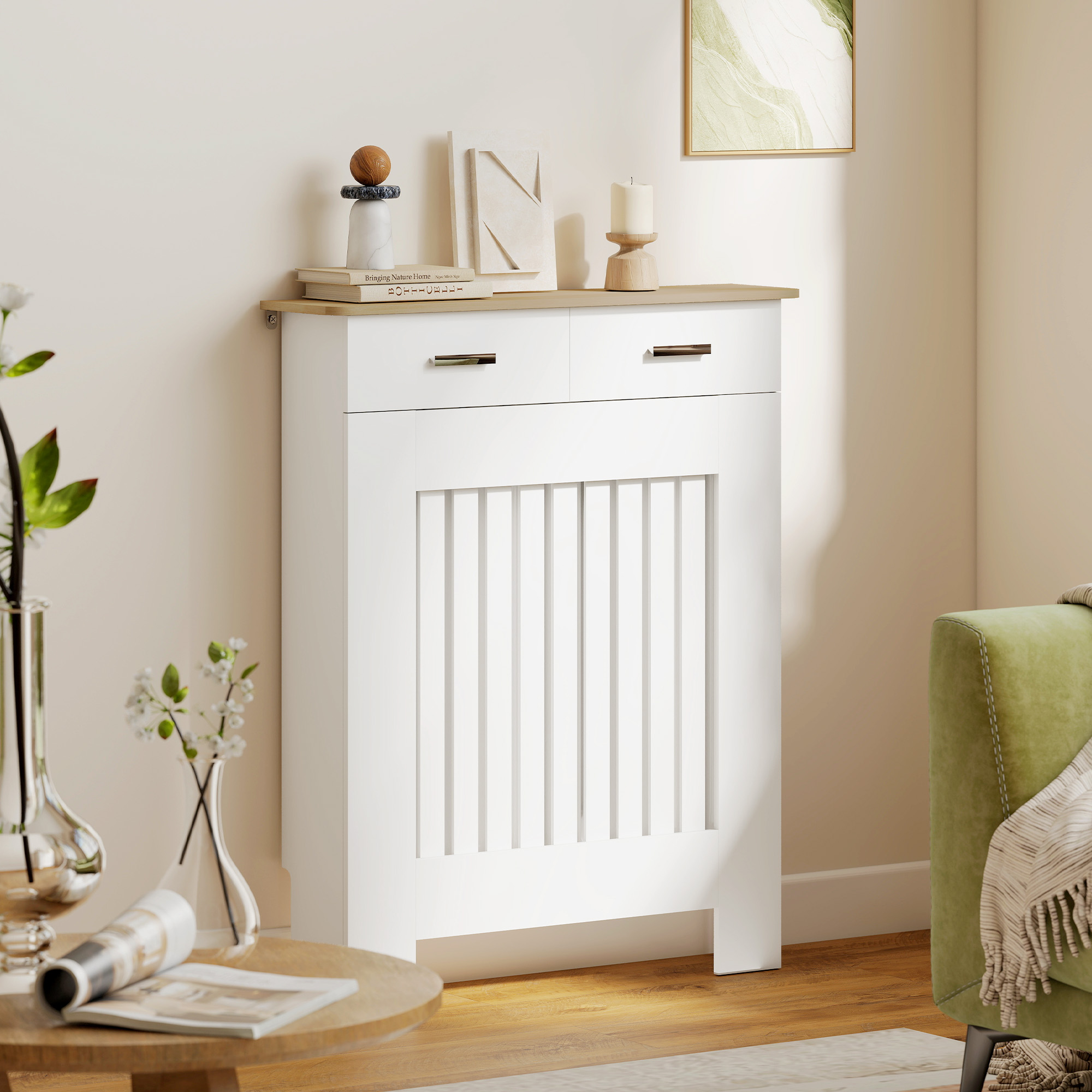Mobile bianco con piano in legno, decorazioni e lampada. Divano verde accanto.