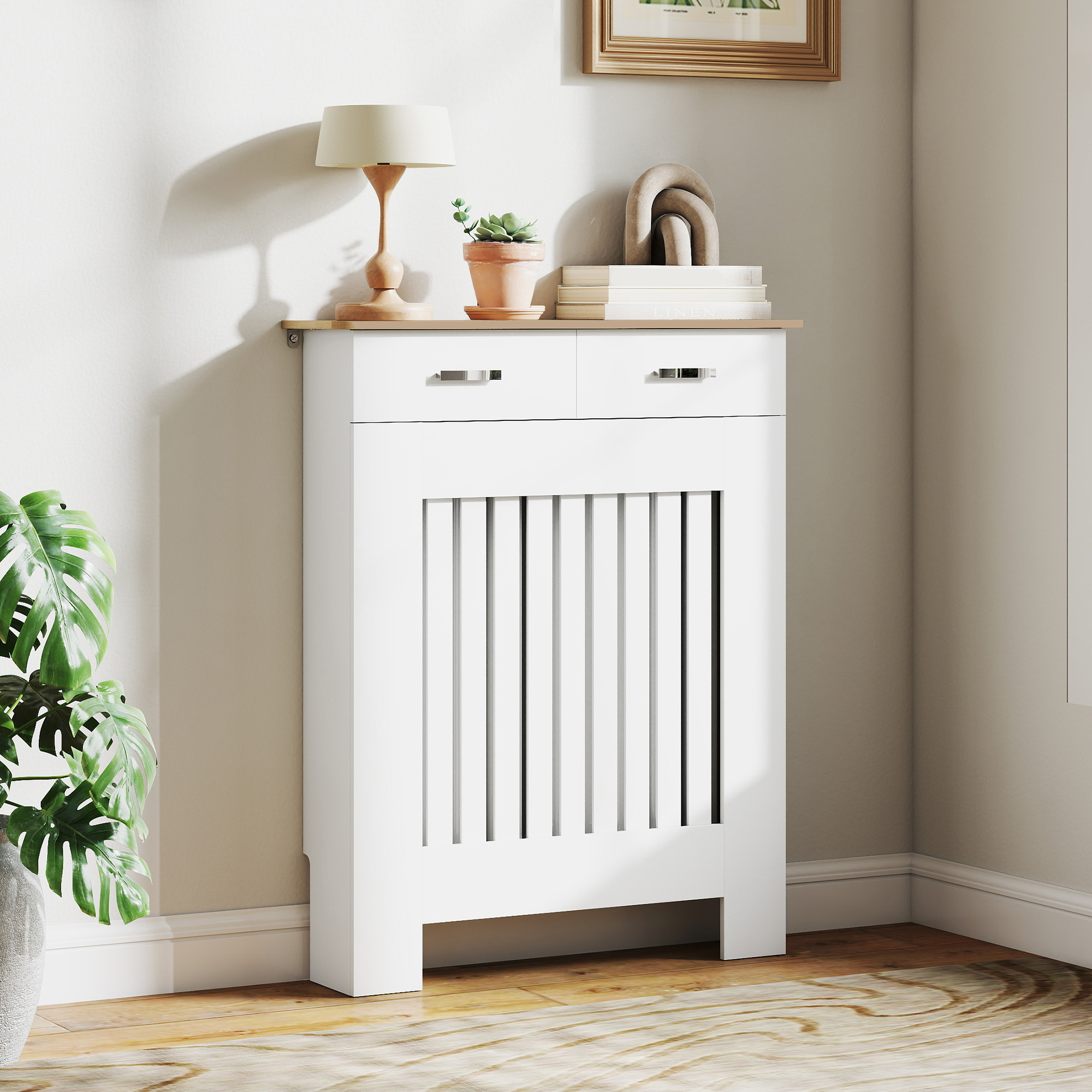 Un mobile copritermosifone bianco con piano in legno, lampada, pianta e libri.