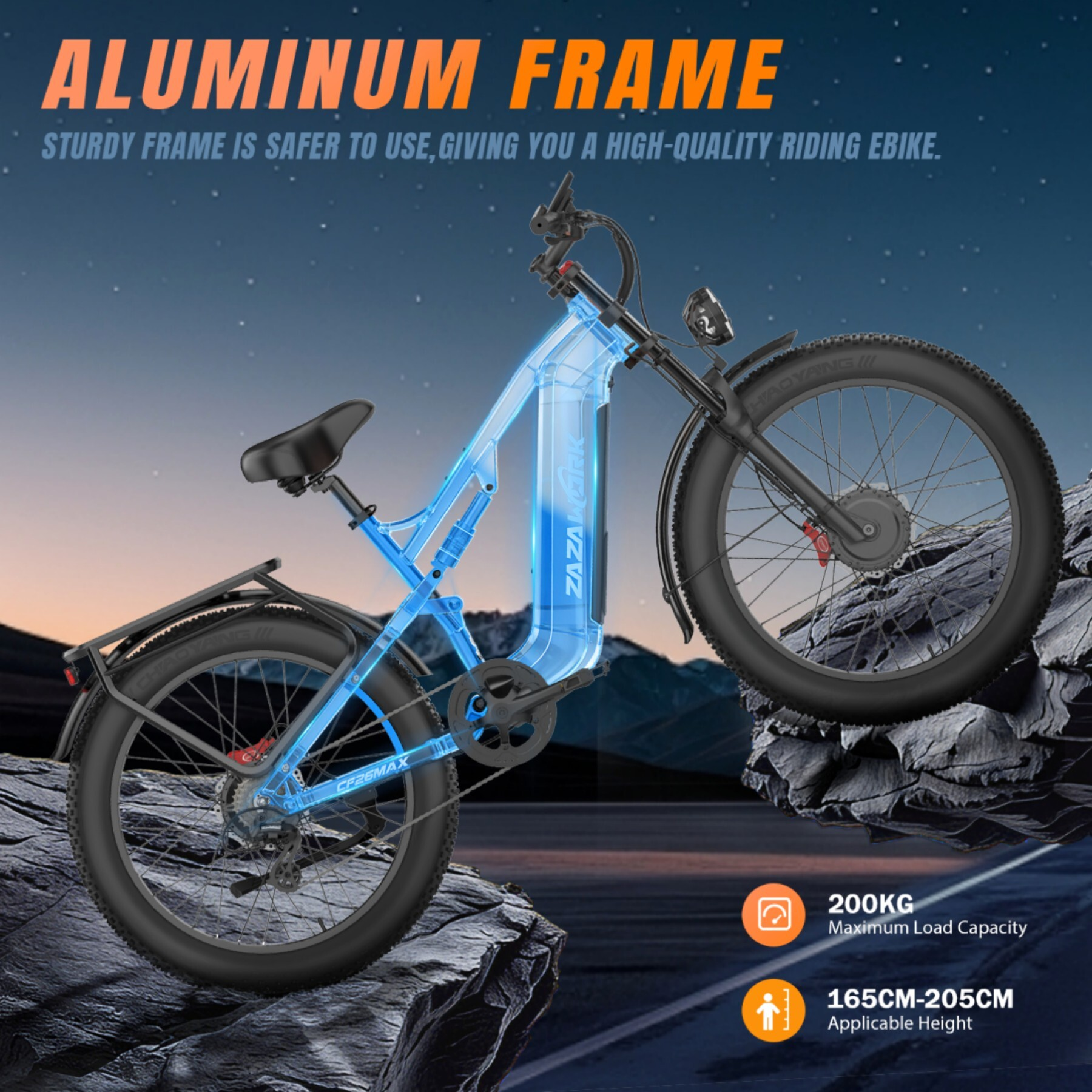 Niebieski, świecący e-bike z aluminiową ramą stoi nocą na skalistym podłożu.