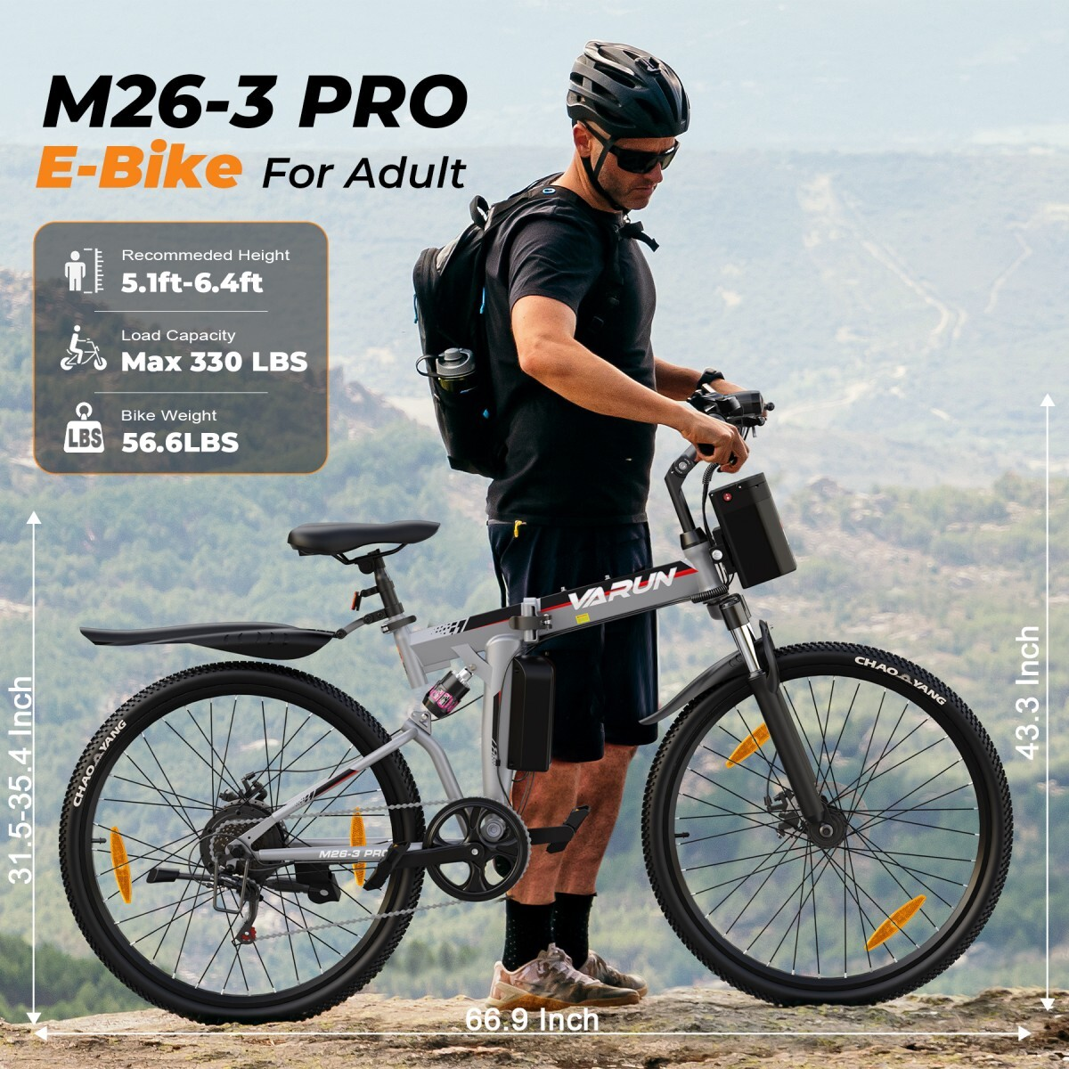 Mężczyzna z rowerem elektrycznym na zewnątrz, widoczne dane techniczne.