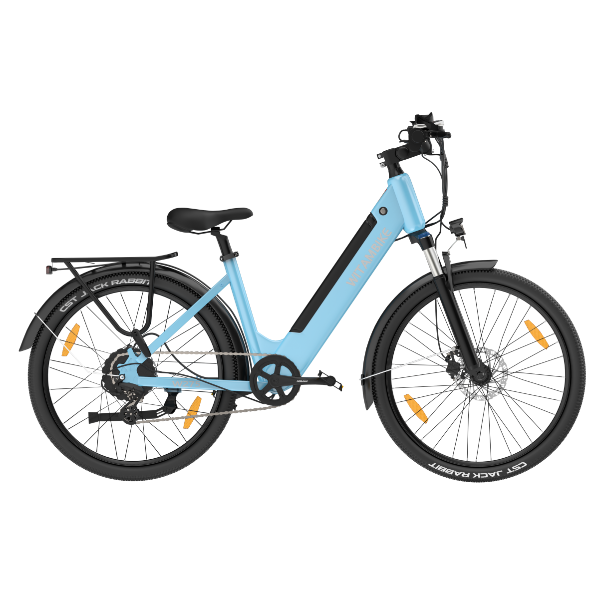 Jasnoniebieski rower elektryczny z czarnymi oponami, obręczami, siodełkiem i błotnikami.