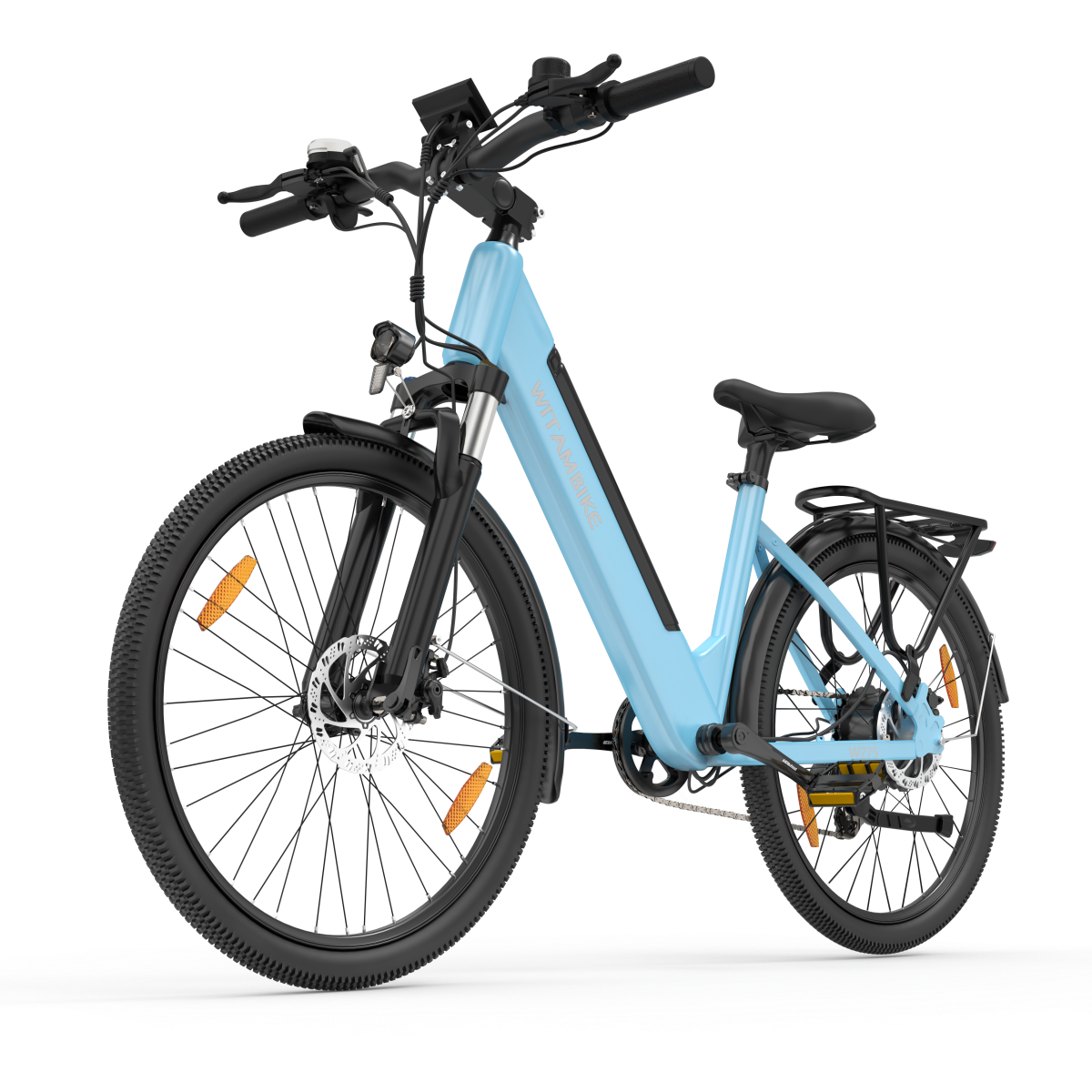 Jasnoniebieski rower elektryczny z czarnymi oponami, błotnikami i bagażnikiem.