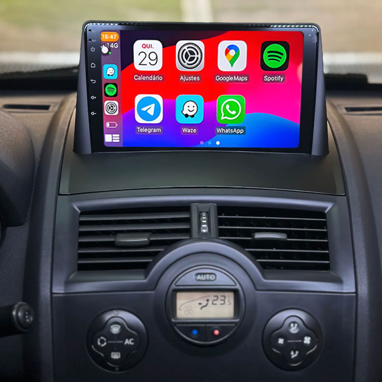 Ein Auto-Infotainment-Bildschirm mit App-Symbolen wie Google Maps und Spotify.
