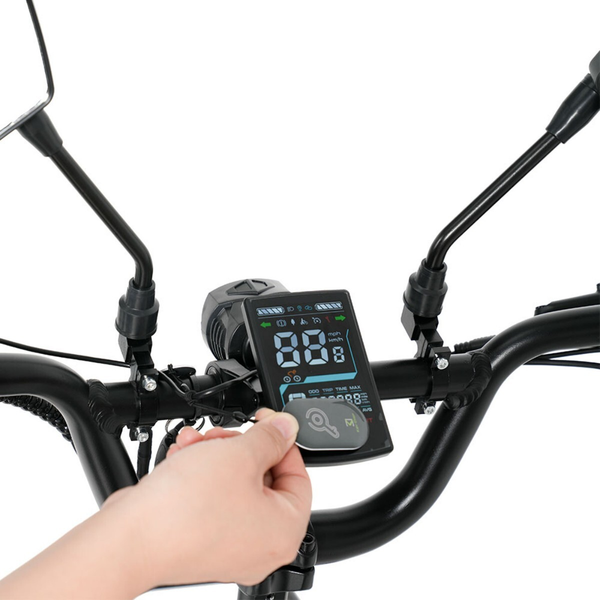 Ręka trzyma kluczyk do wyświetlacza roweru elektrycznego pokazującego prędkość i baterię.