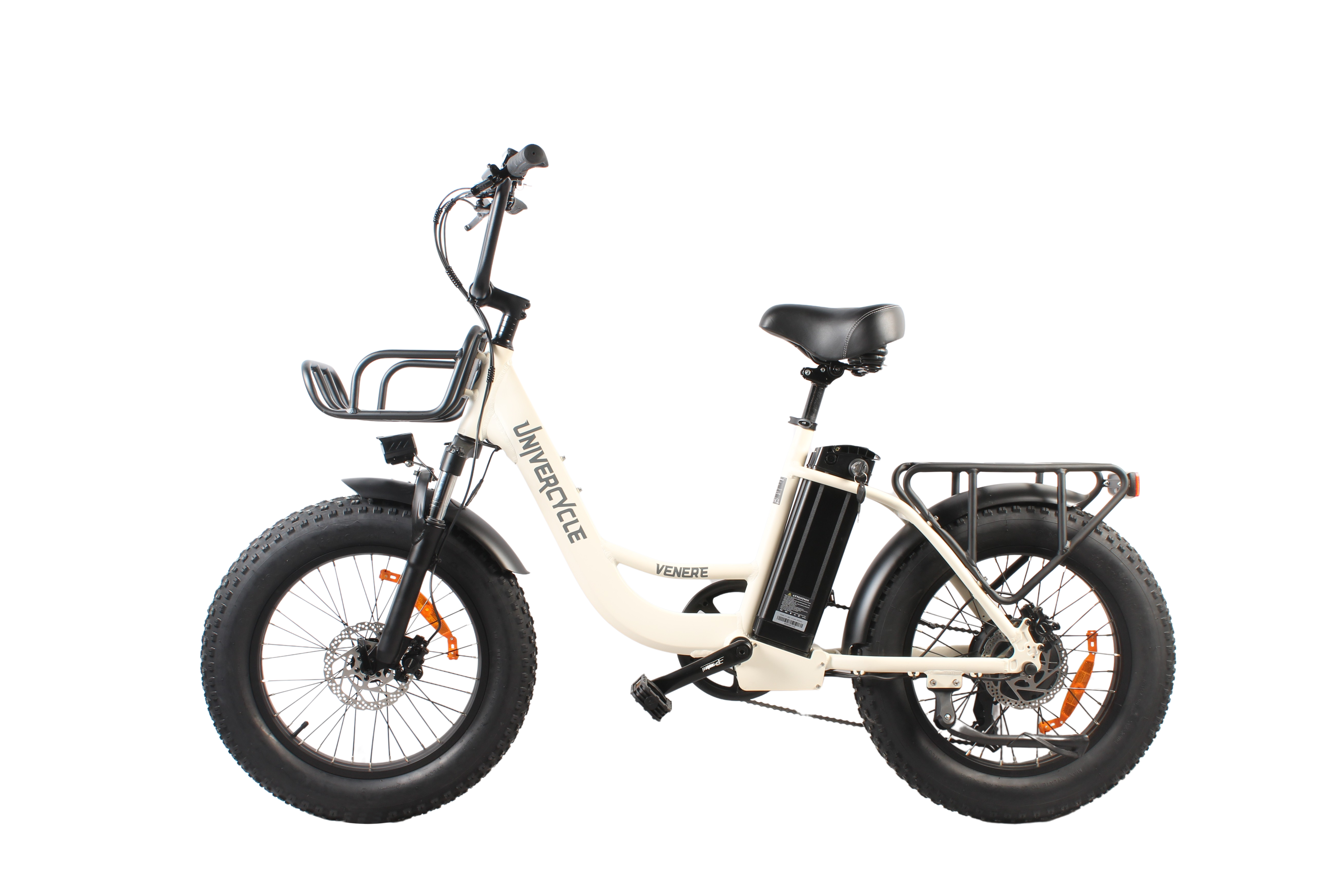 Biały rower elektryczny fatbike z przednim koszem i tylnym bagażnikiem. Czarne siodło.
