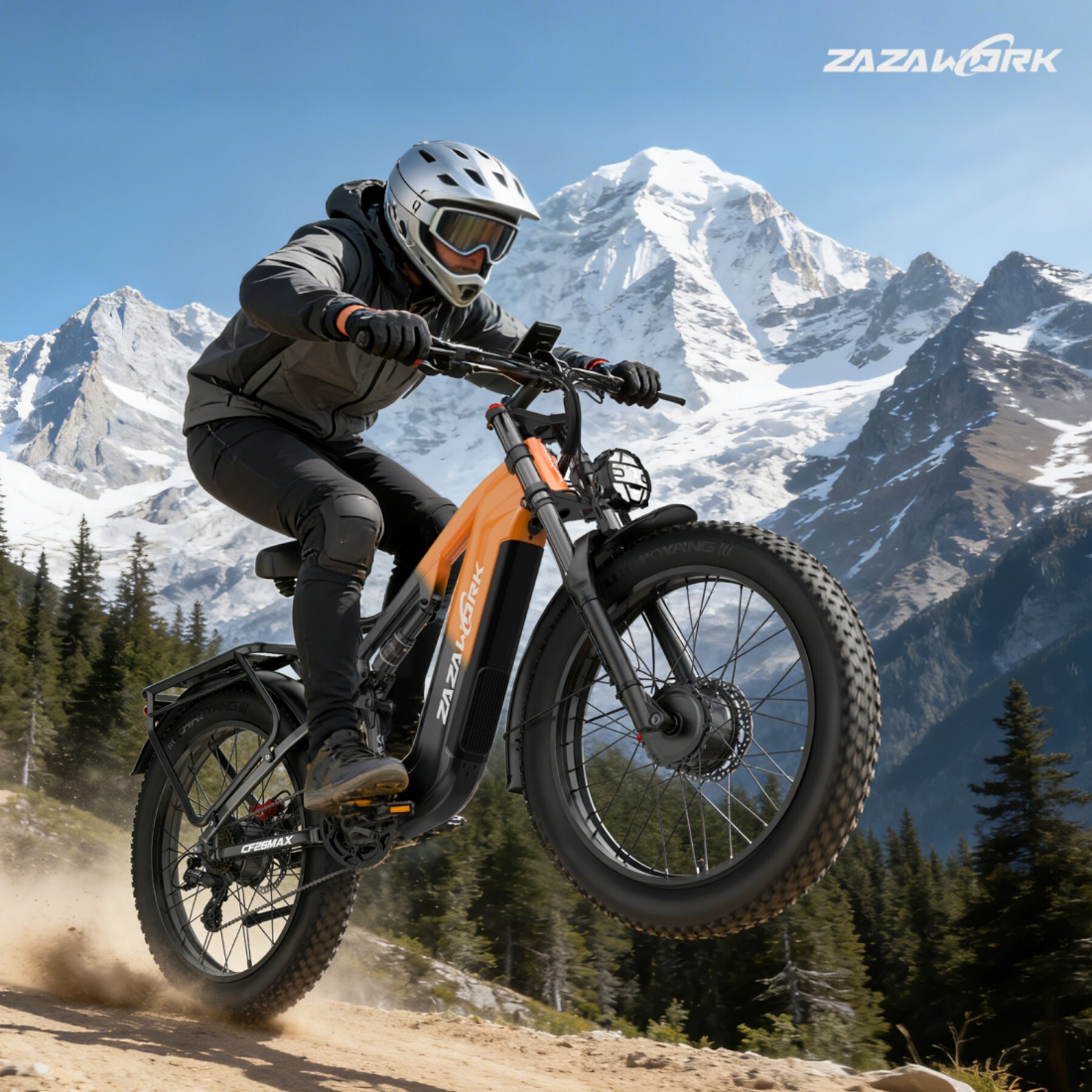 Kolarz jedzie pomarańczowym rowerem elektrycznym po piaszczystym szlaku górskim ze szczytami pokrytymi śniegiem.