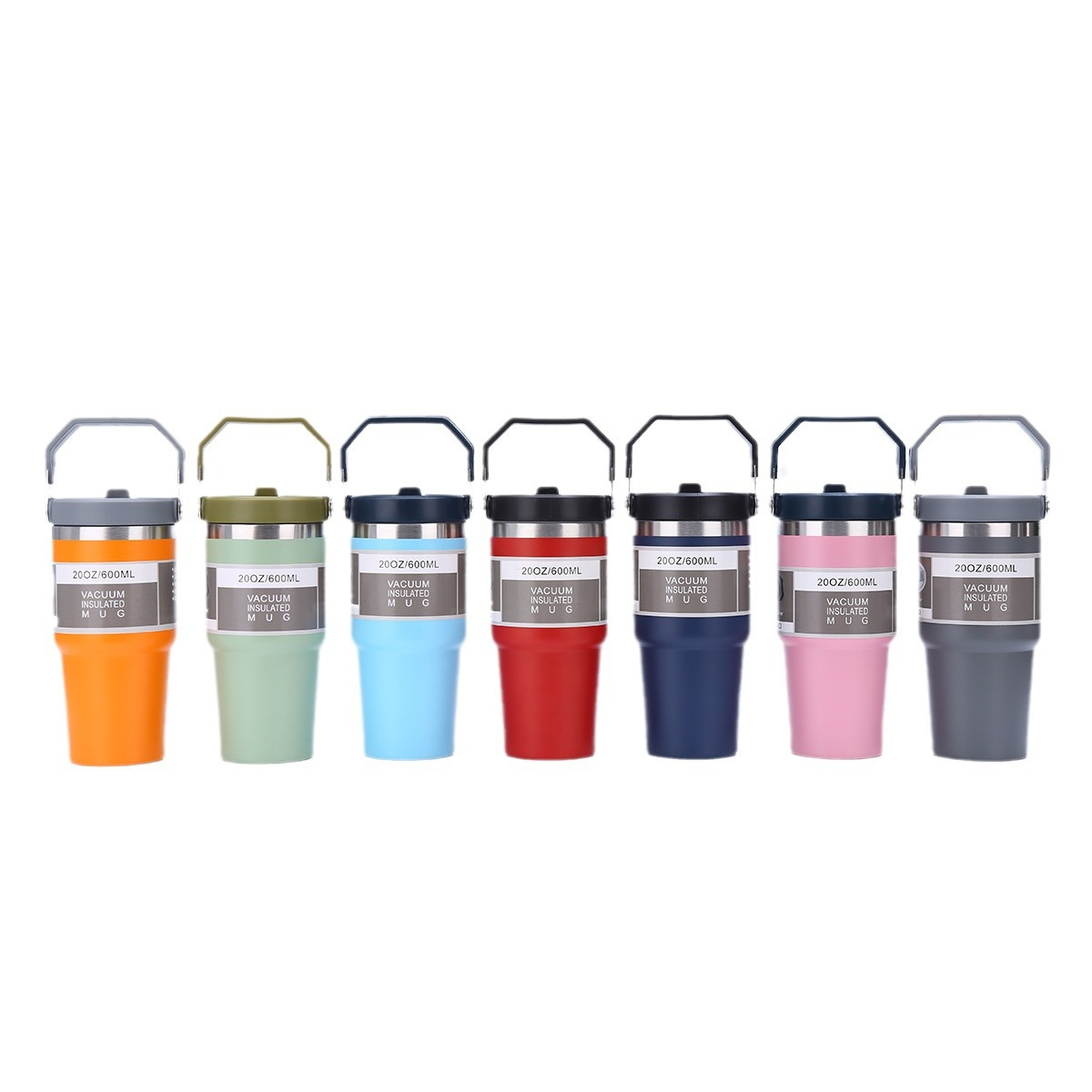 Sieben bunte Becher mit Henkeln und Aufschriften nebeneinander.