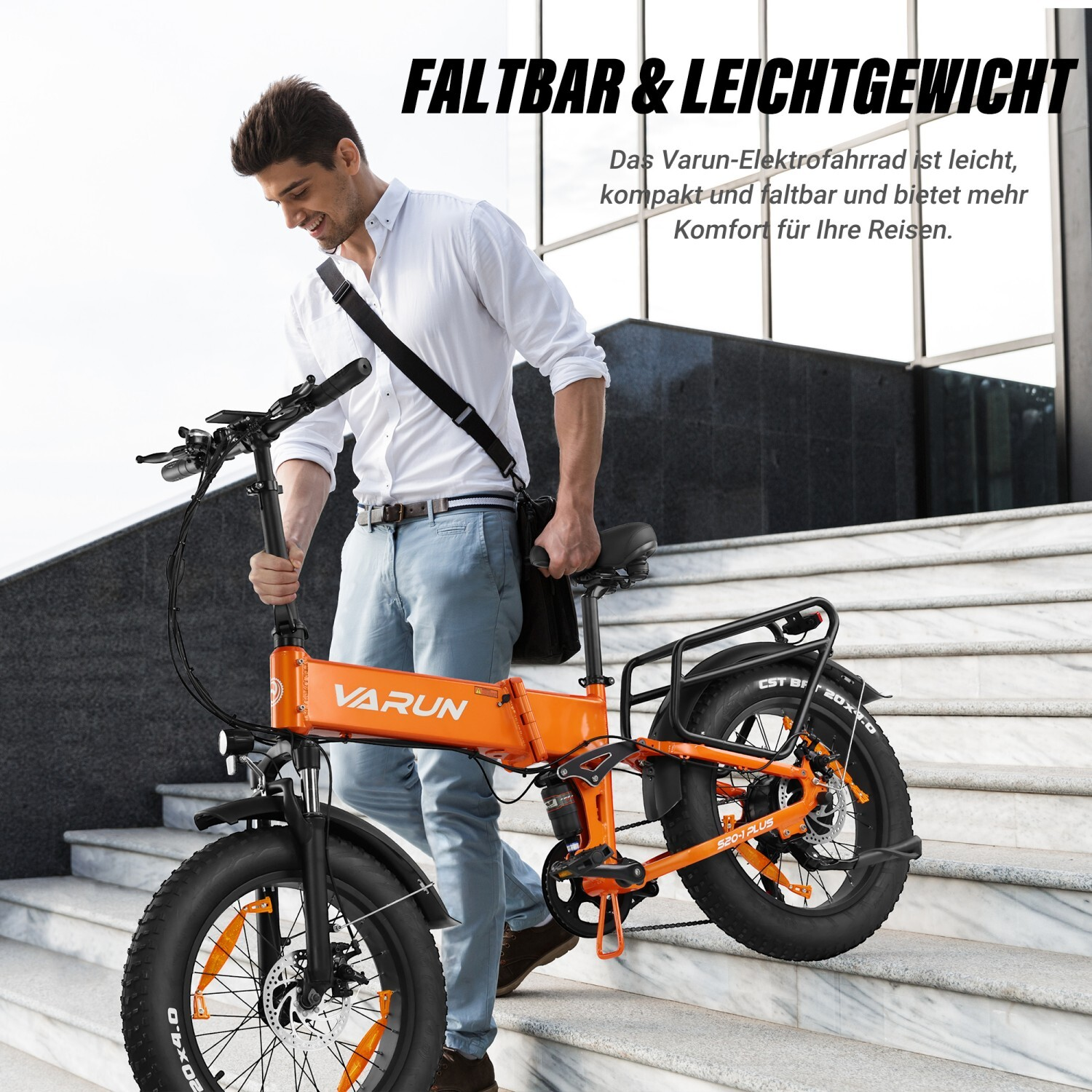 Mężczyzna wnosi pomarańczowy rower składany po schodach.