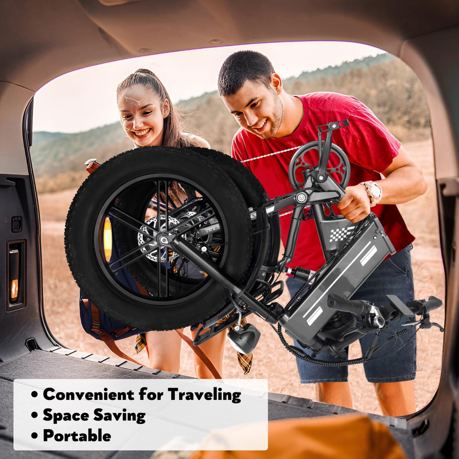 Mężczyzna i kobieta ładują składany rower do samochodu. Rower jest czarny i szary.