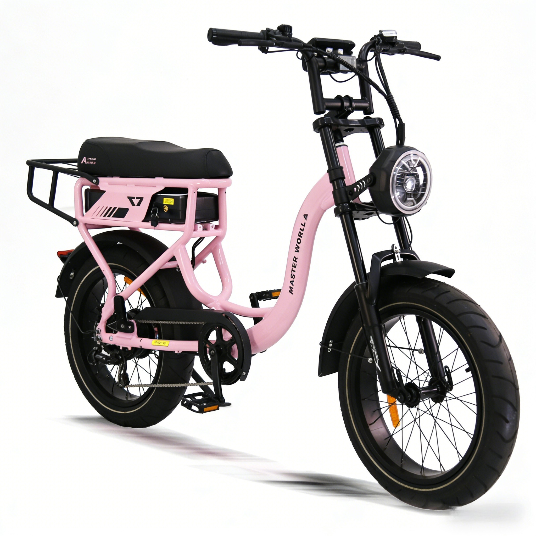 Różowy rower elektryczny z czarnym siedzeniem i bagażnikiem.