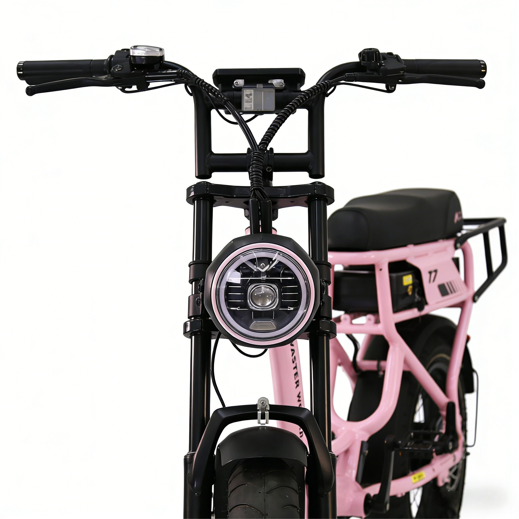 Różowy rower elektryczny z czarną kierownicą, siedzeniem i oponami.