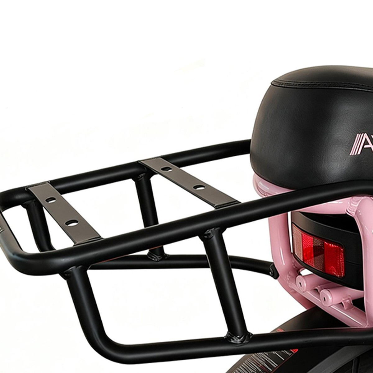 Czarny metalowy bagażnik rowerowy z różową ramą i czarnym siedzeniem. Widoczne czerwone światło.