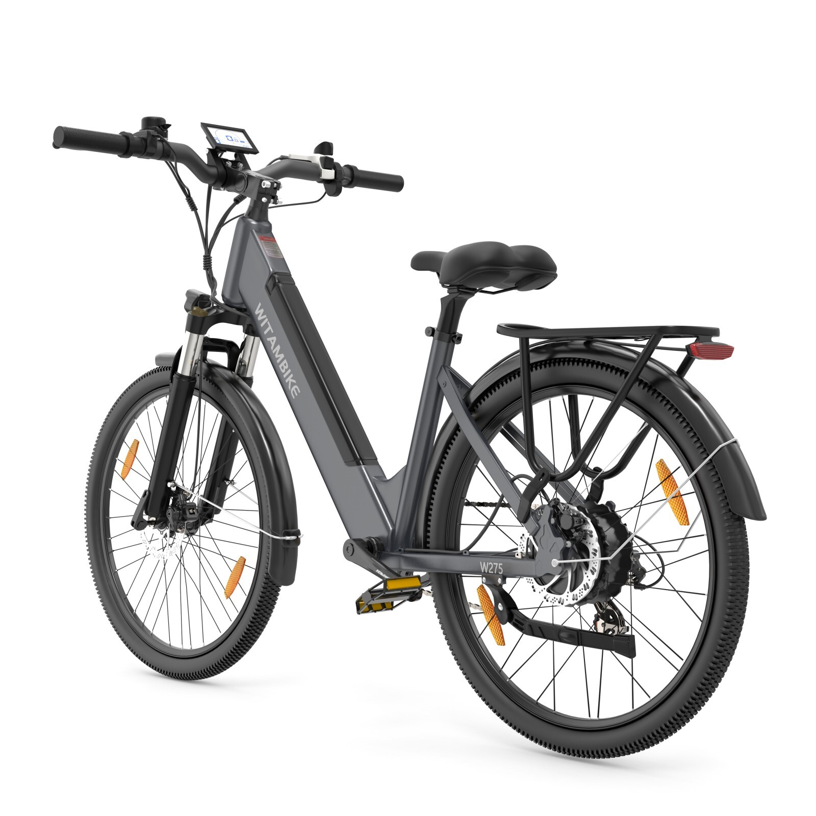 Szary rower elektryczny z bagażnikiem, wyświetlaczem i hamulcami tarczowymi, na białym tle.