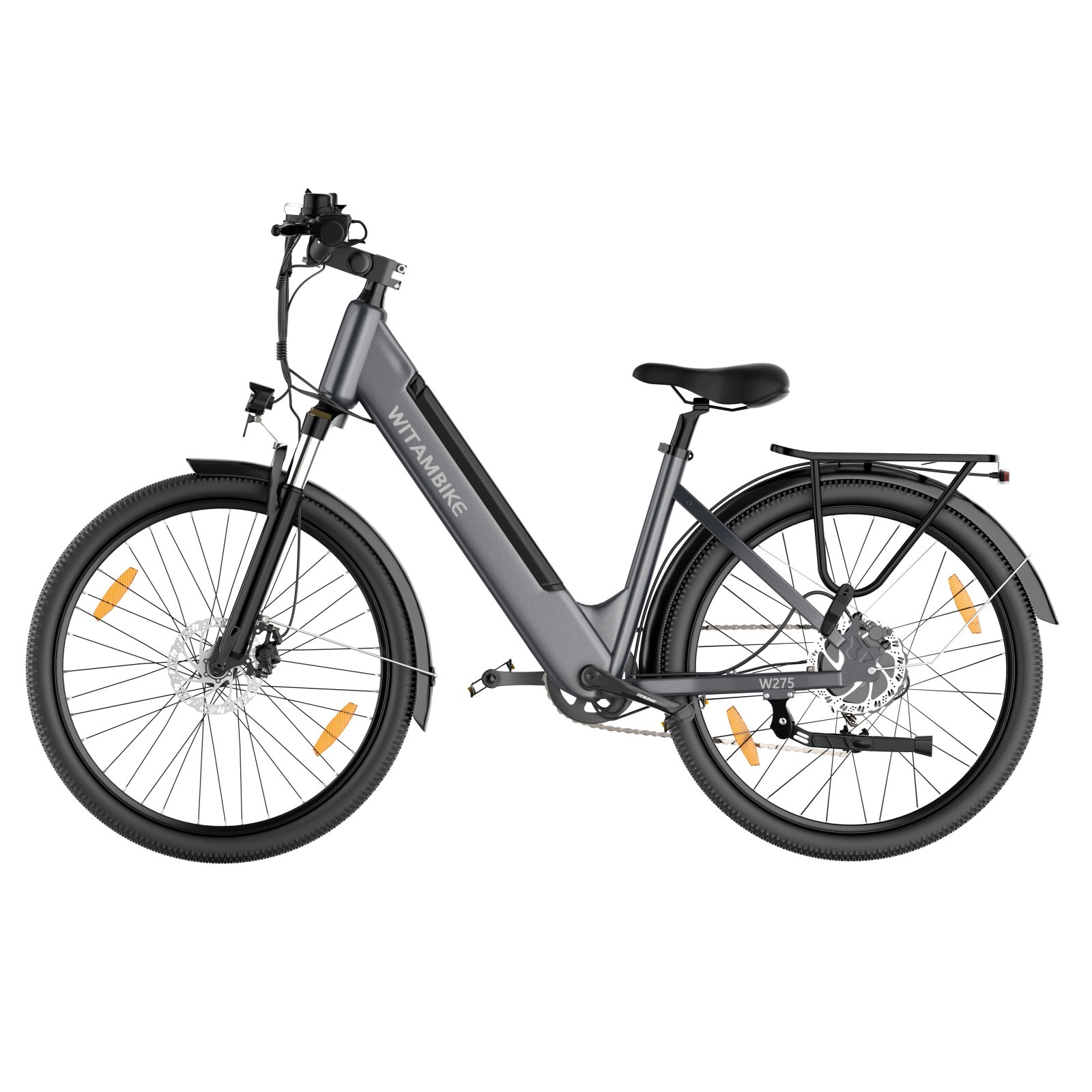 Szary rower elektryczny z bagażnikiem, błotnikami i pomarańczowymi odblaskami.