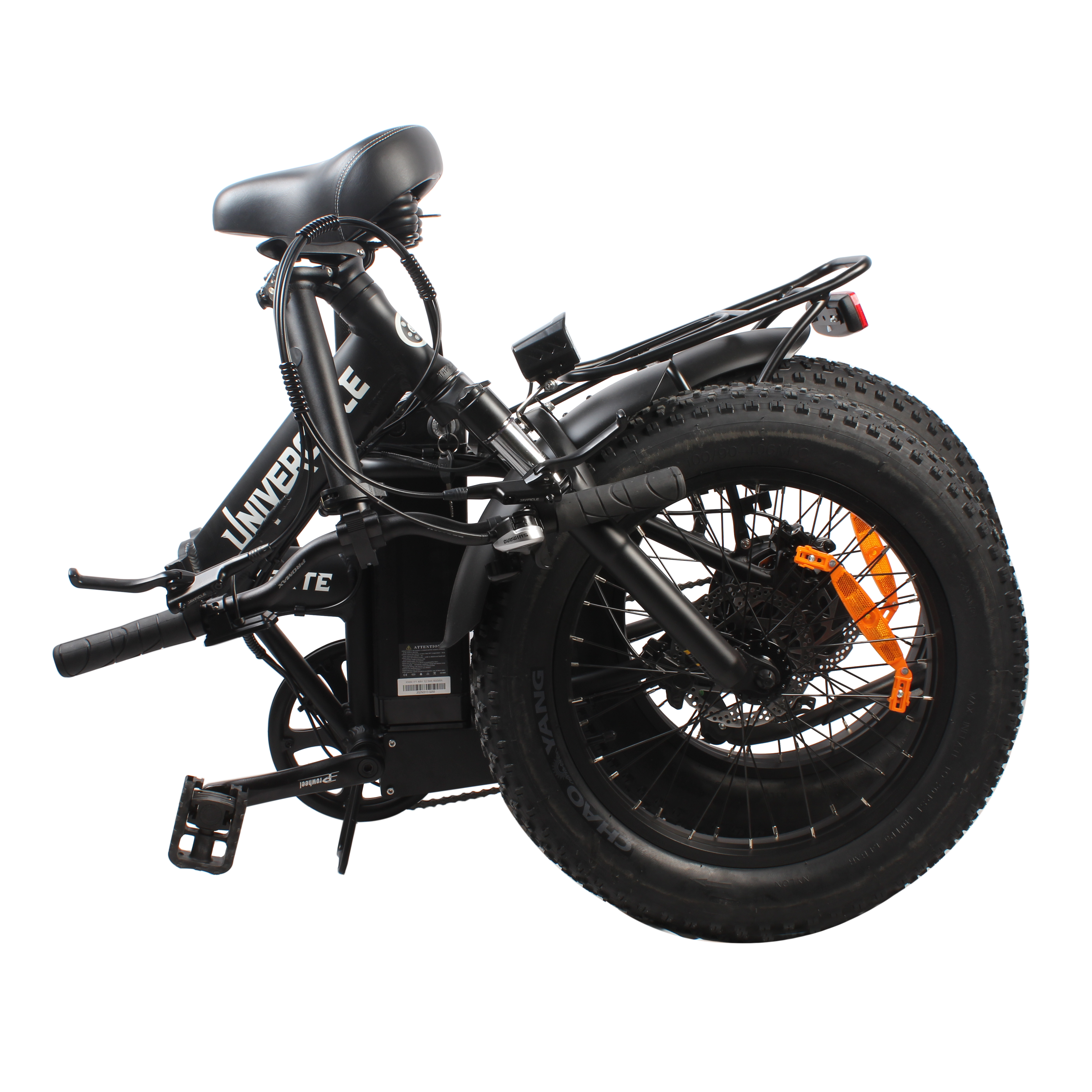 Schwarzes faltbares E-Bike mit breiten Reifen und orangefarbenen Reflektoren.