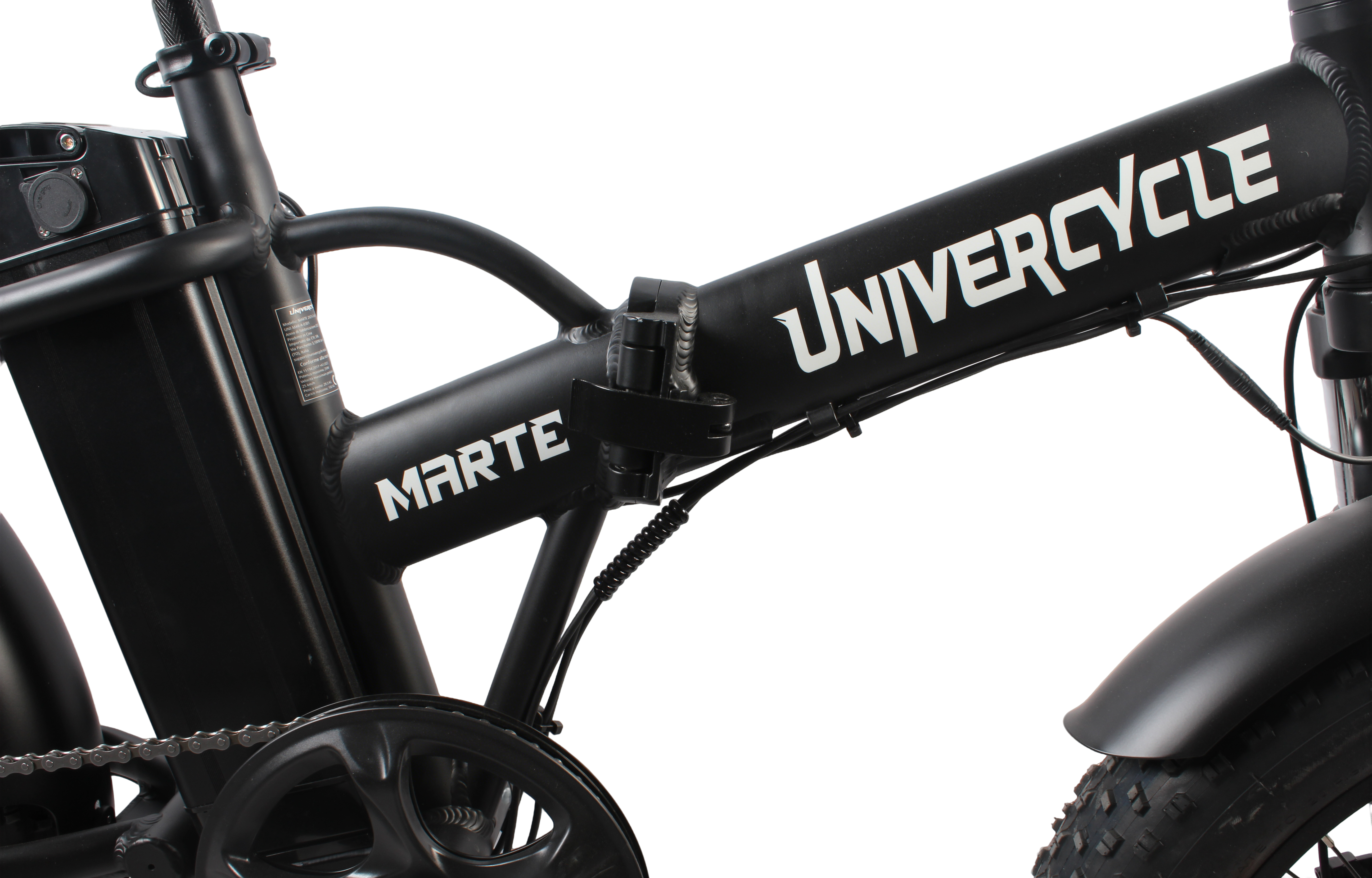 Schwarzes Fahrrad mit der Aufschrift "MARTE" und "UNIVER" auf dem Rahmen.