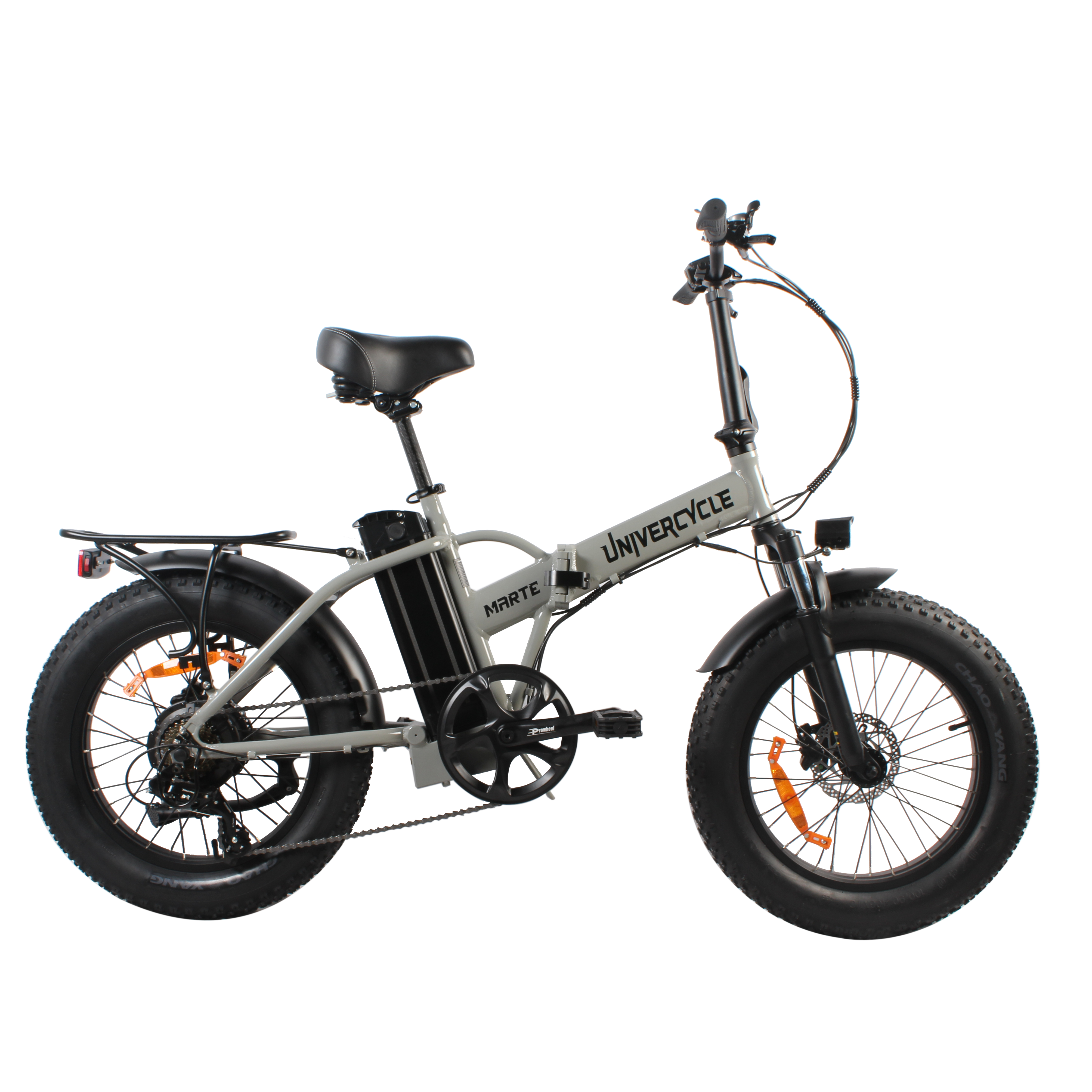 Ein graues, faltbares E-Bike mit dicken Reifen und schwarzem Sattel vor schwarzem Hintergrund.