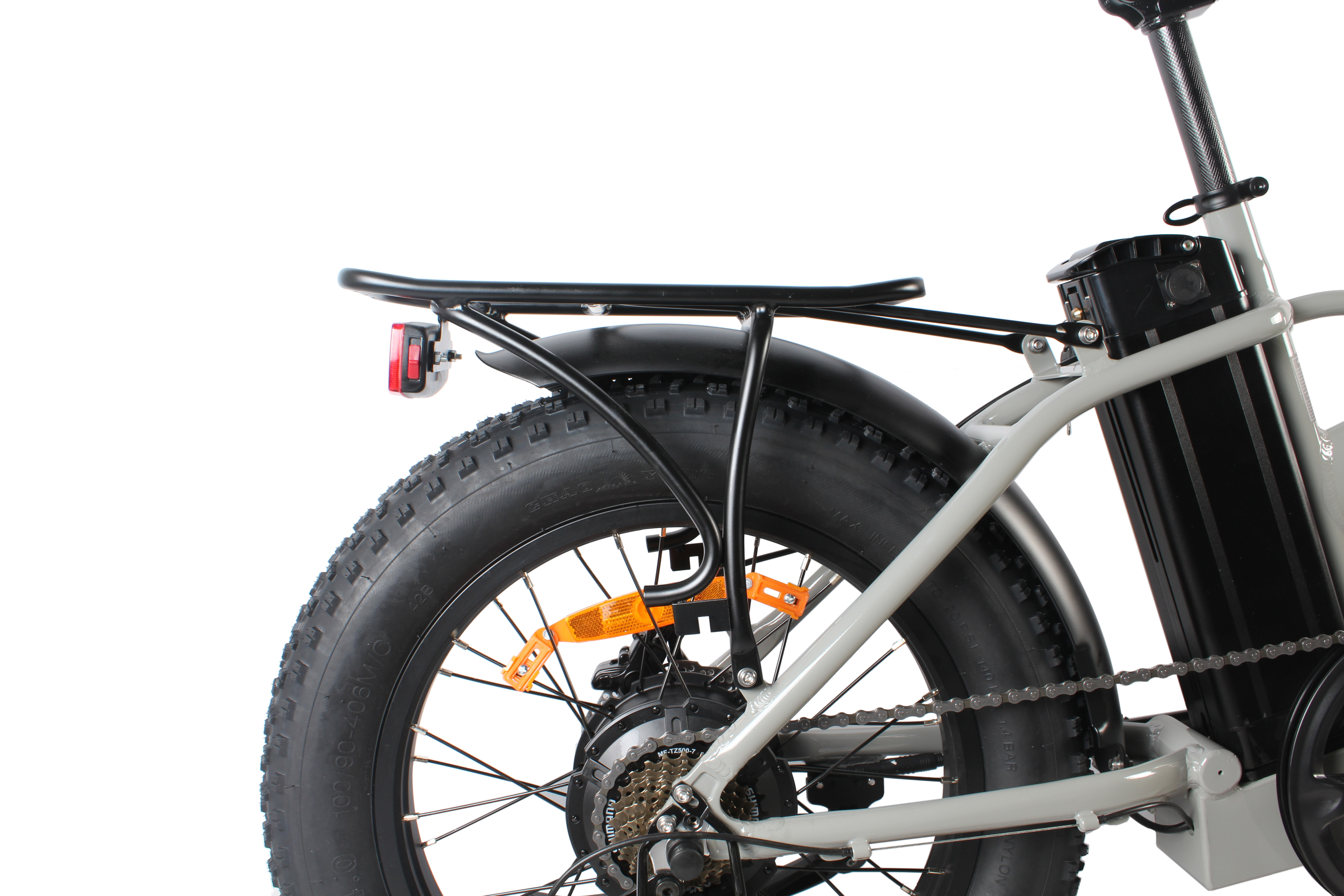 Detailansicht des Hinterrads eines grauen E-Bikes mit Gepäckträger und rotem Rücklicht.