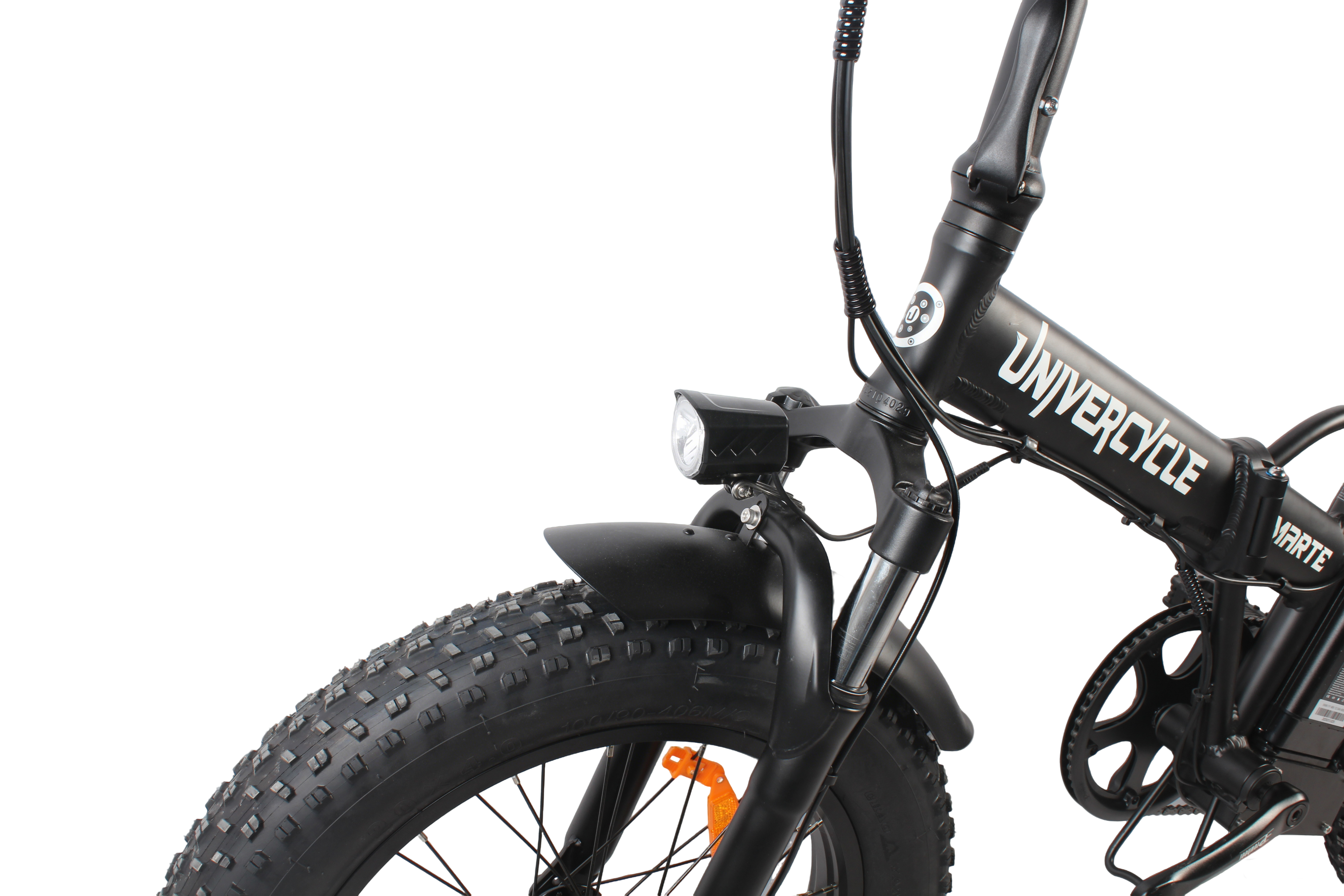 Nahaufnahme eines schwarzen E-Bikes mit breitem Reifen, Lampe und Federgabel.
