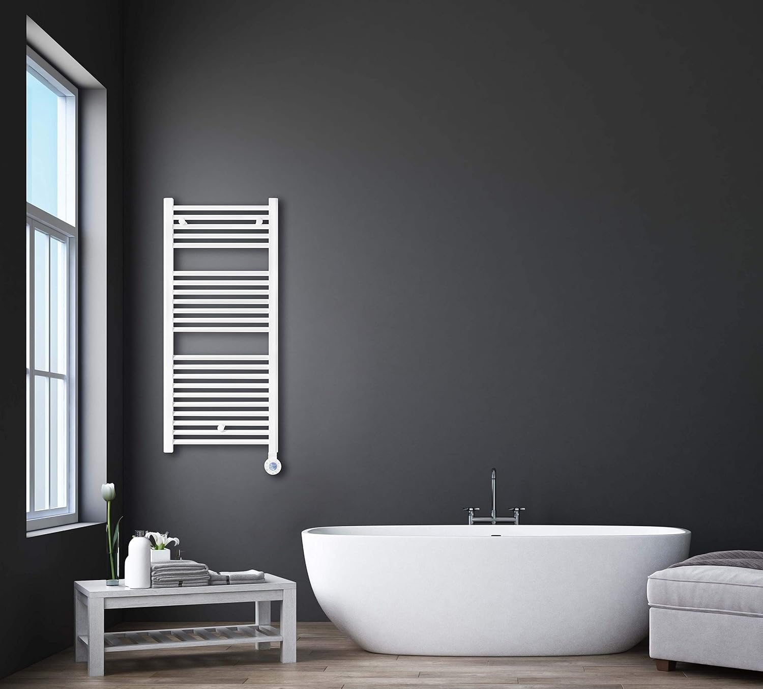 Baño moderno con bañera blanca, radiador y banco de almacenaje junto a ventana.