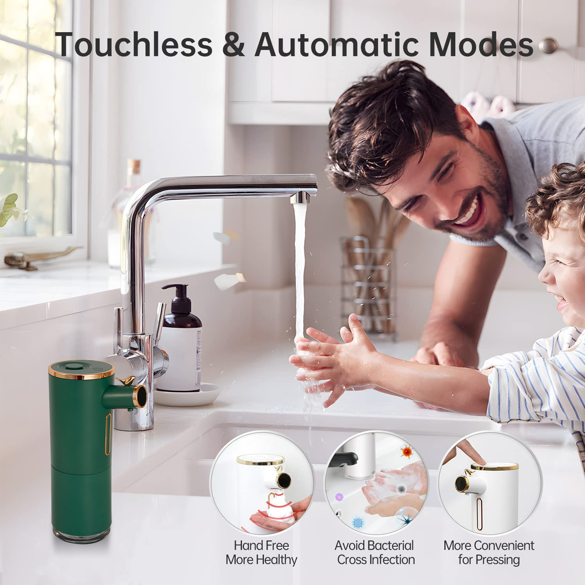 Ein Vater und Sohn waschen sich die Hände an einem Wasserhahn mit einem automatischen Seifenspender.