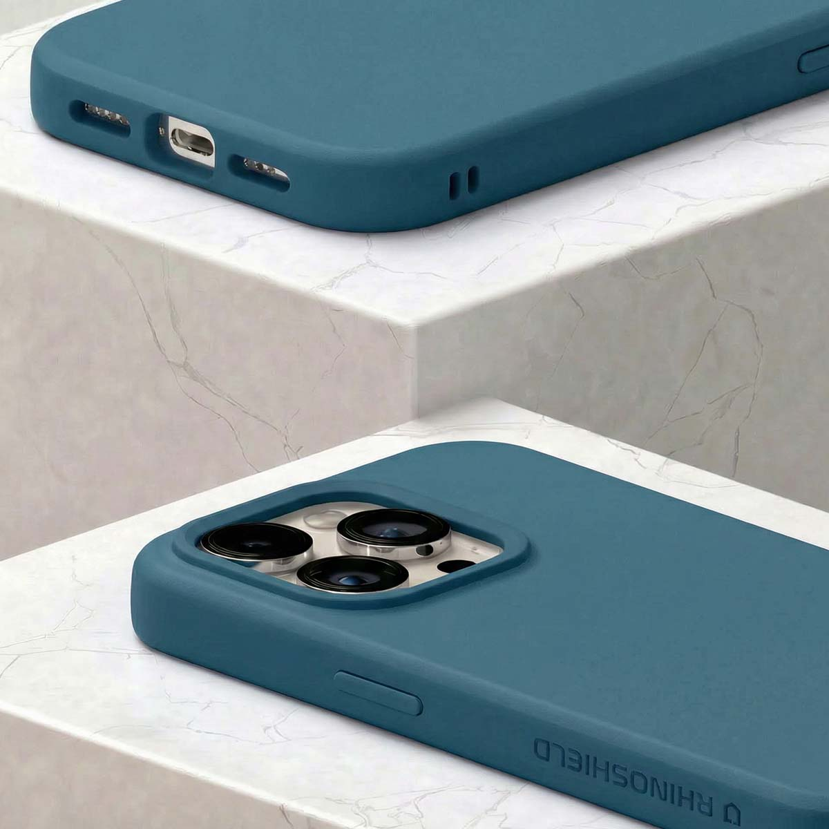 Une coque de téléphone bleu sarcelle montrant des objectifs et un port de charge.
