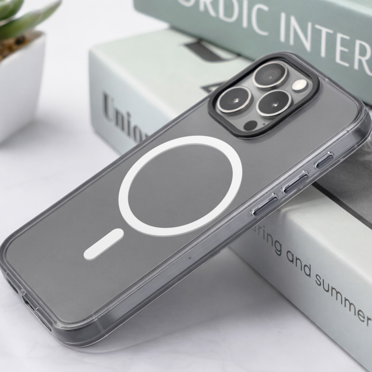 Transparante telefoonhoes met MagSafe-ring en cameralensbescherming.