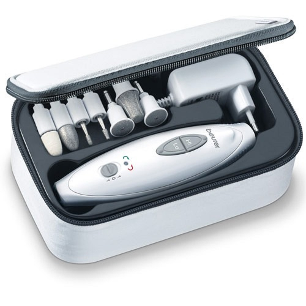 Een witte manicure set met elektrisch apparaat en opzetstukken in een open etui.