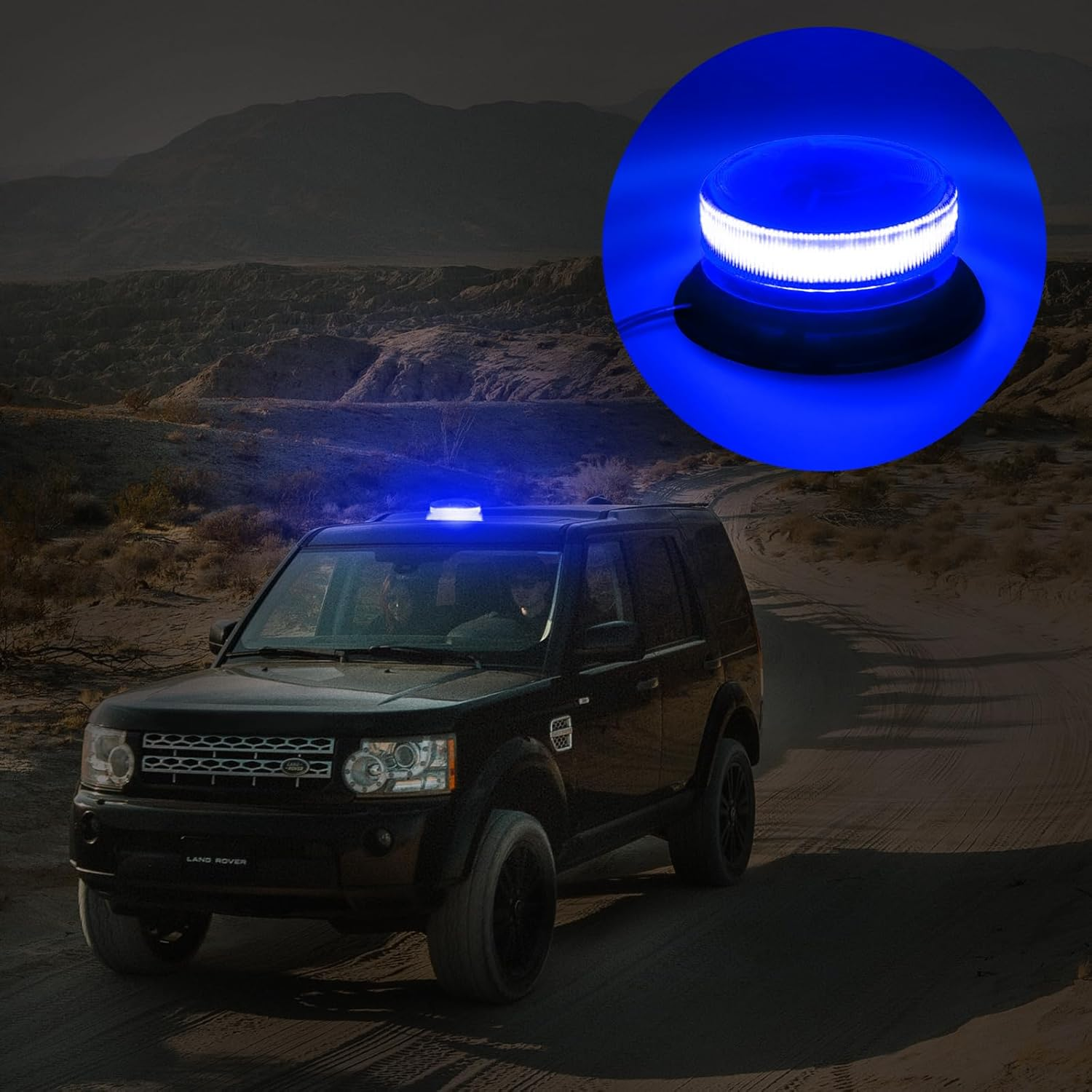 Schwarzer SUV mit blauem Notlicht auf dem Dach in bergiger Wüstenlandschaft.