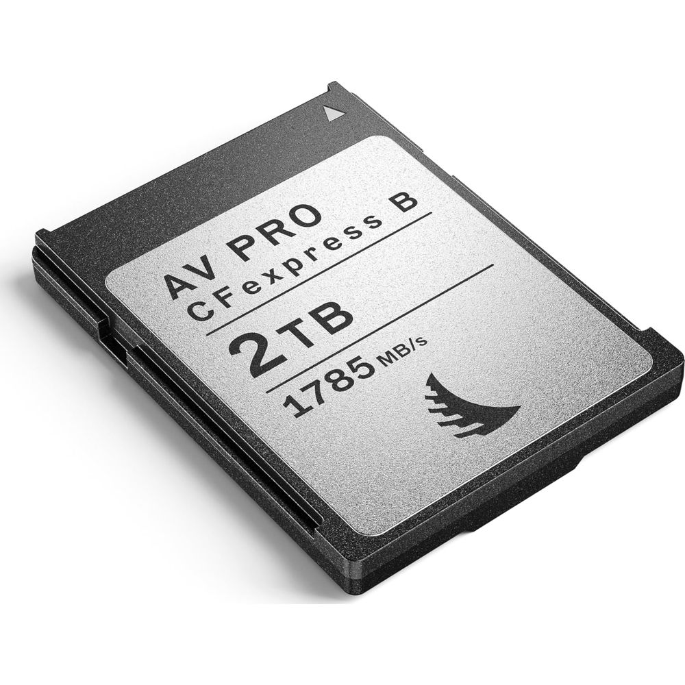 Eine schwarze CFexpress-Karte mit 2 TB Speicherkapazität und 1785 MB/s Lese-/Schreibgeschwindigkeit.