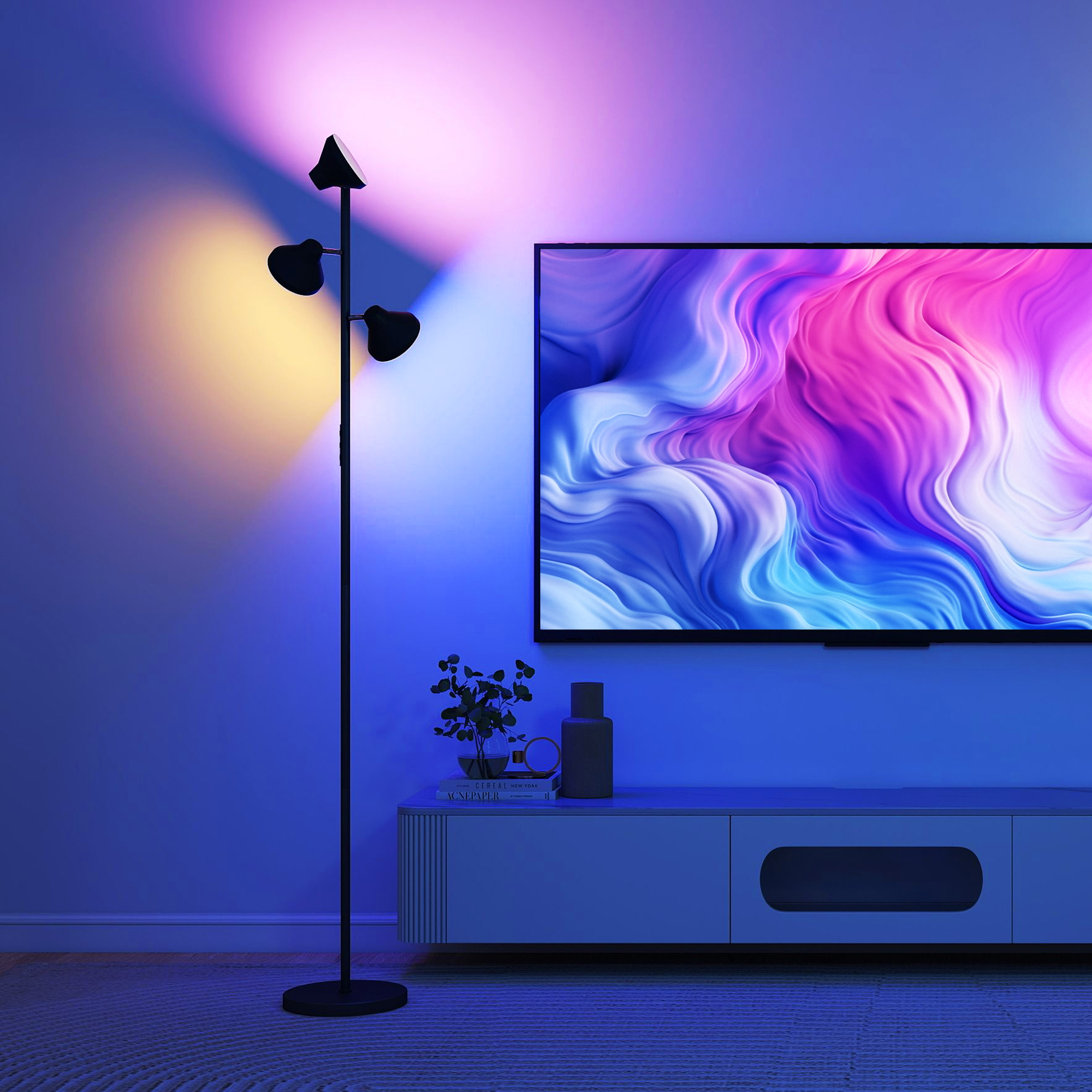 Una stanza moderna con un televisore che mostra uno schema astratto e una lampada da terra.