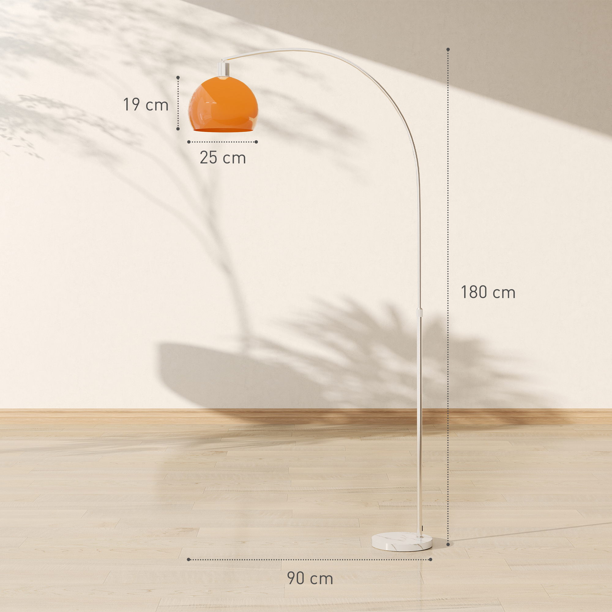 Lampada da terra ad arco arancione con dimensioni segnate. Pavimento in legno chiaro.