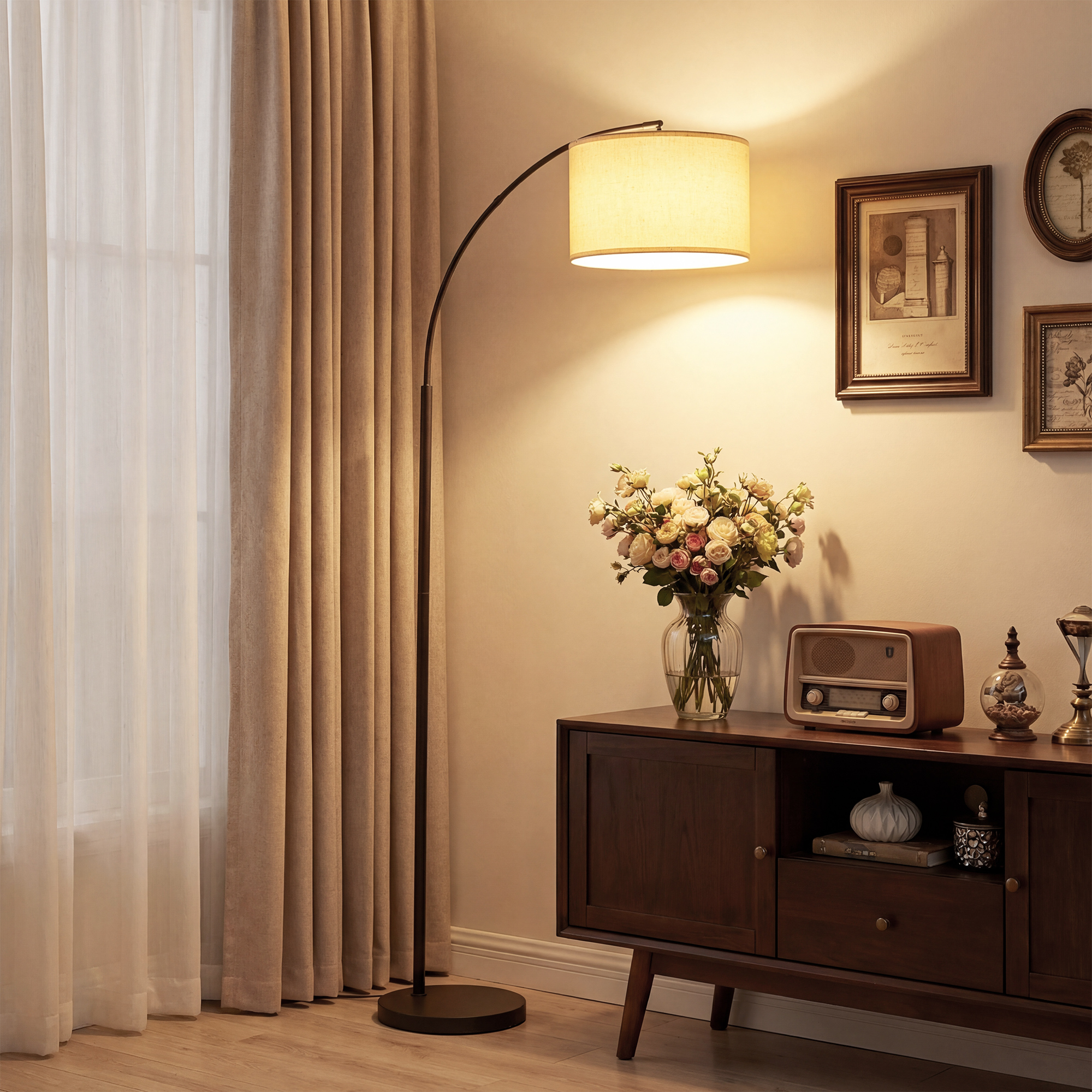 Una lampada ad arco accanto a un mobile marrone con fiori e radio.