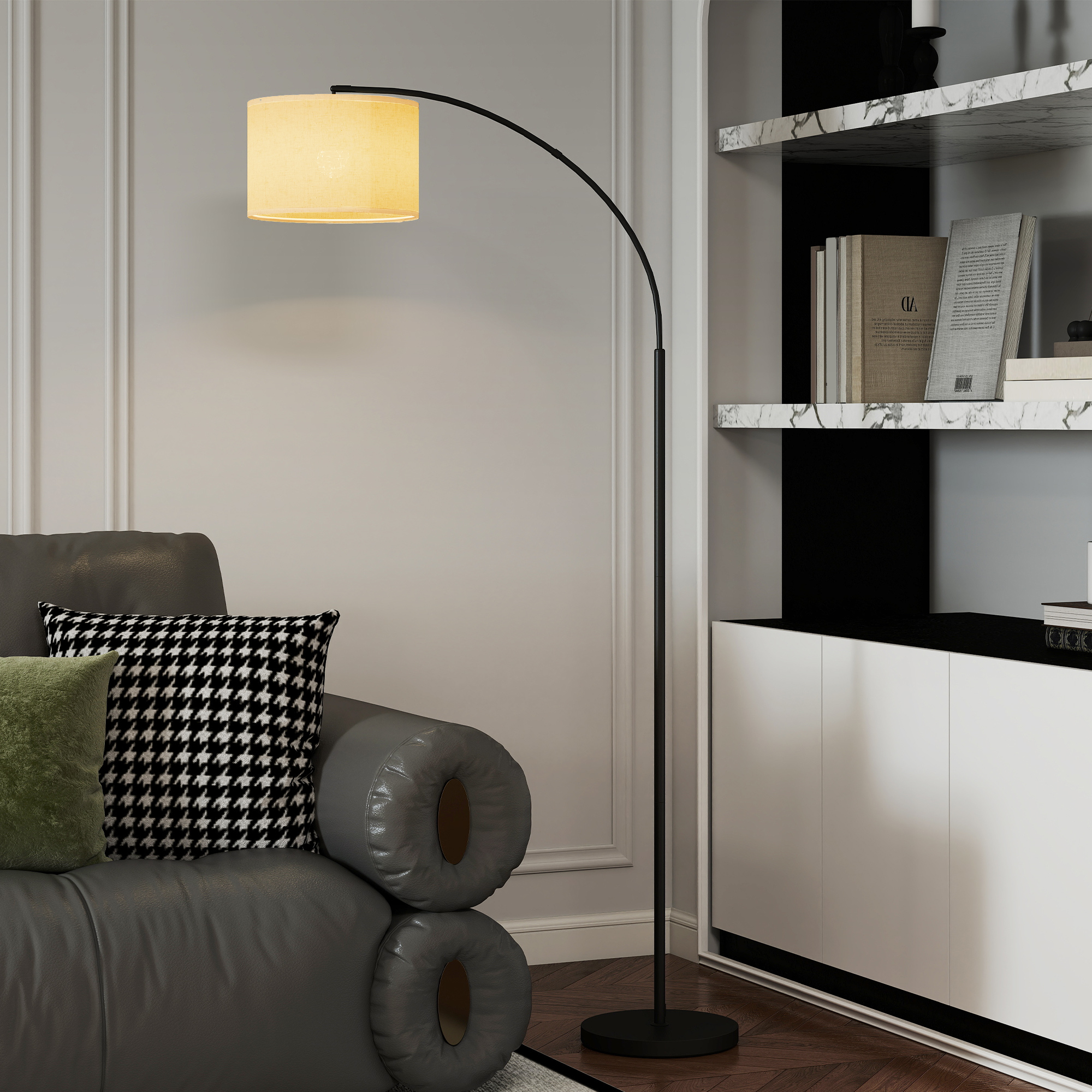 Un paralume a lampada ad arco moderno illumina un divano grigio con cuscini.